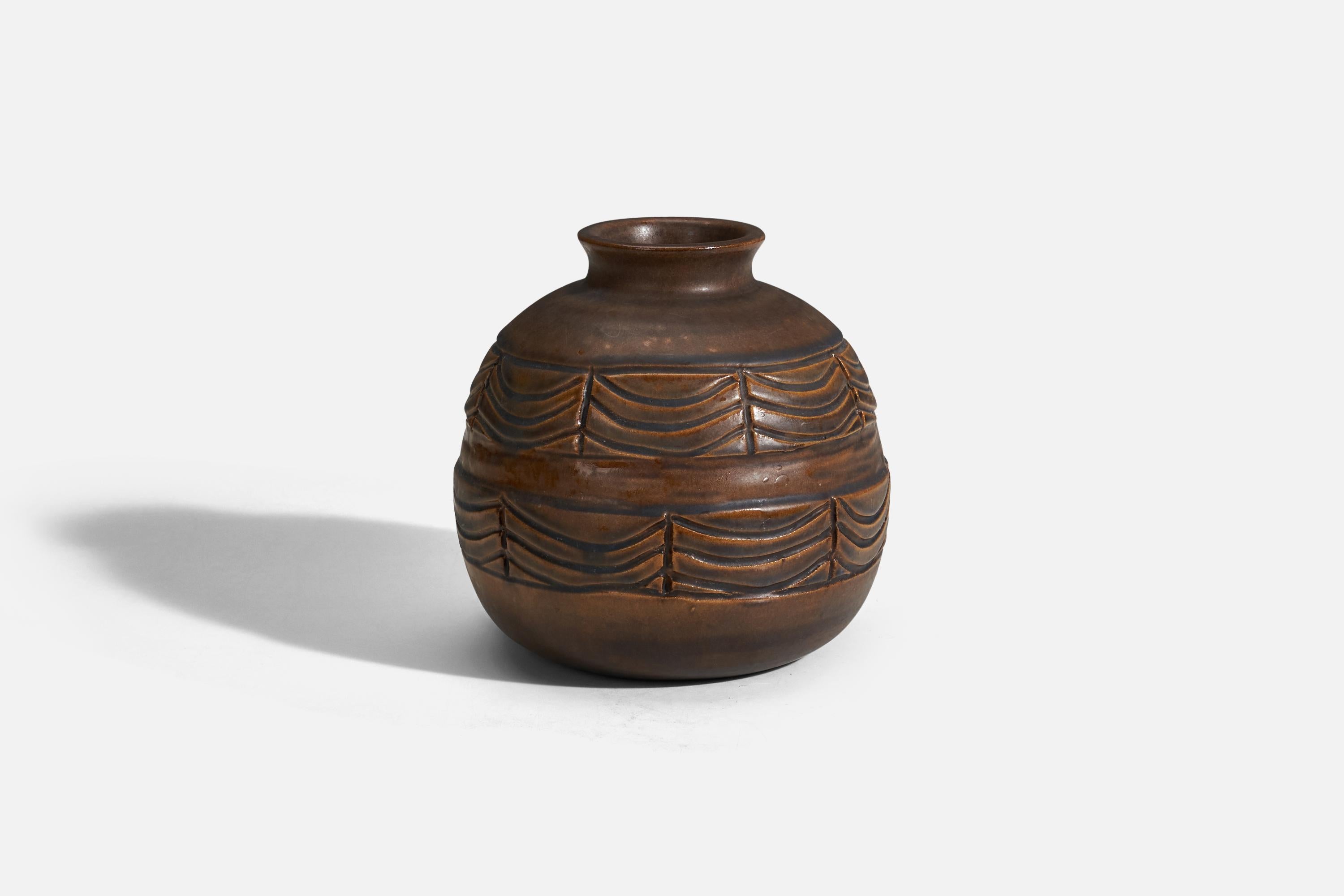 Un vase en grès émaillé brun conçu et produit en Suède, années 1960. 