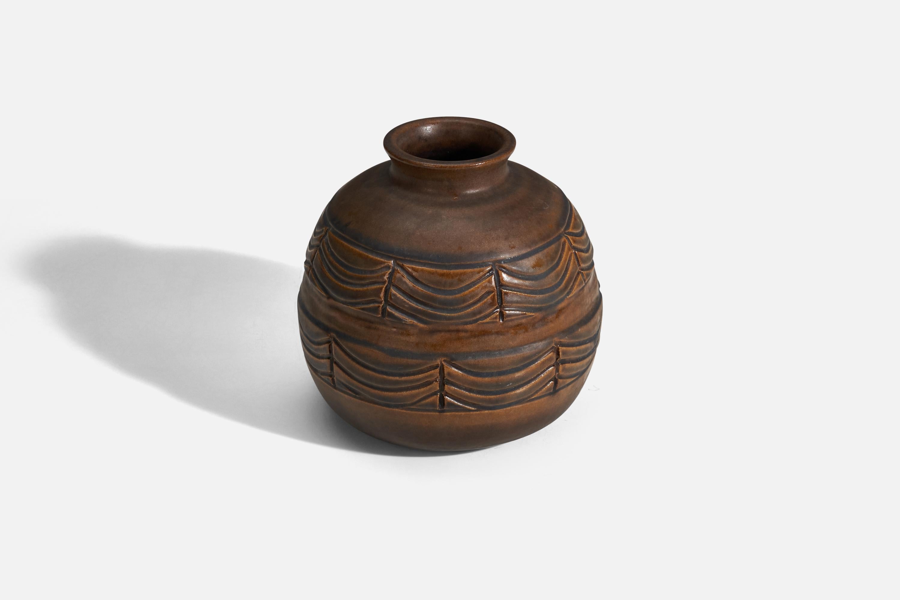 Swedish Designer, Vase, Brown Glazed Stoneware, Sweden, 1960s In Good Condition For Sale In High Point, NC
