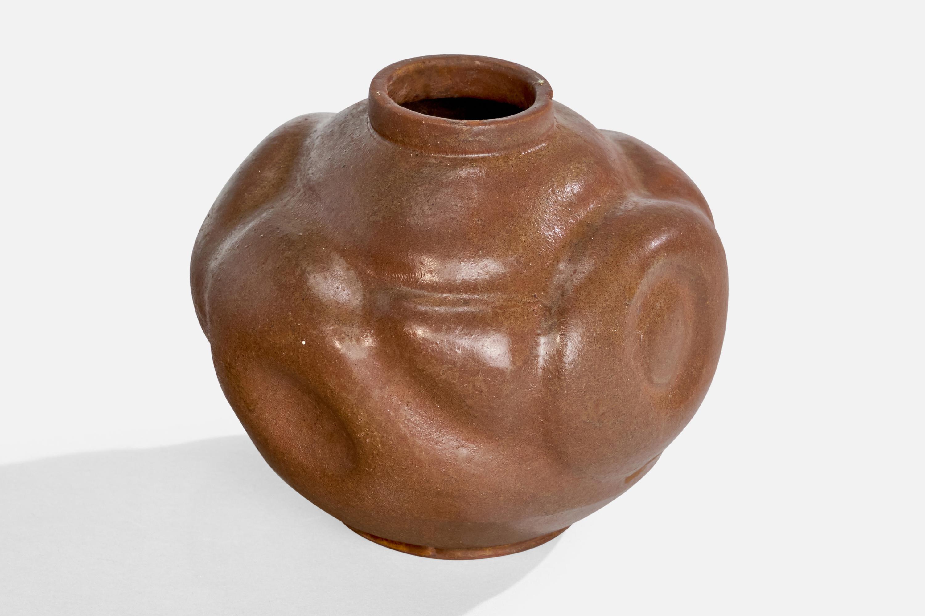 Vaso in ceramica smaltata marrone a forma libera progettato e prodotto a Falkenberg, in Svezia, negli anni '20 circa. 

Imperfezioni legate alla produzione, come illustrato.

Dimensioni: 5,9
