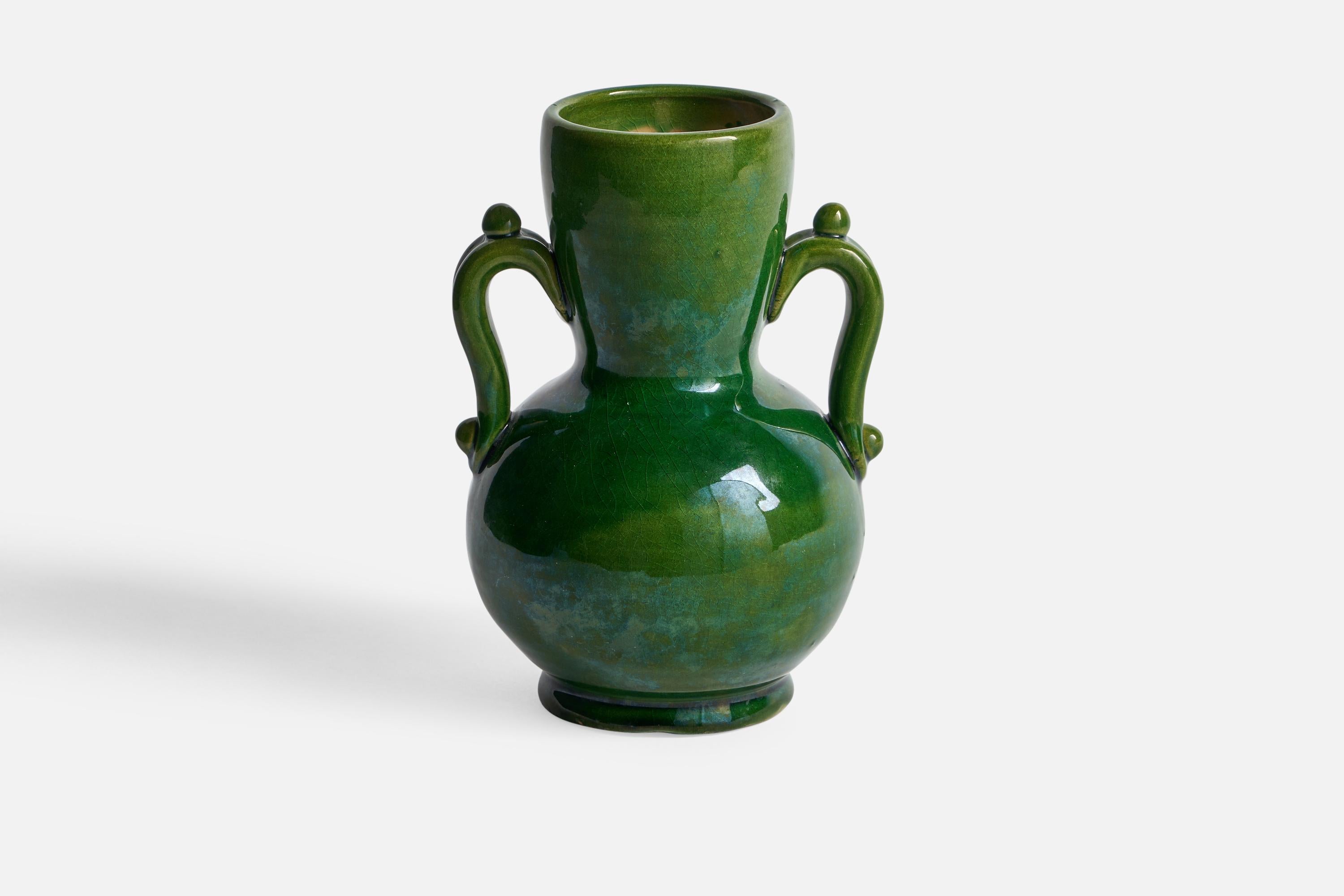 Eine grün glasierte Keramikvase, entworfen und hergestellt in Schweden, 1930er Jahre.