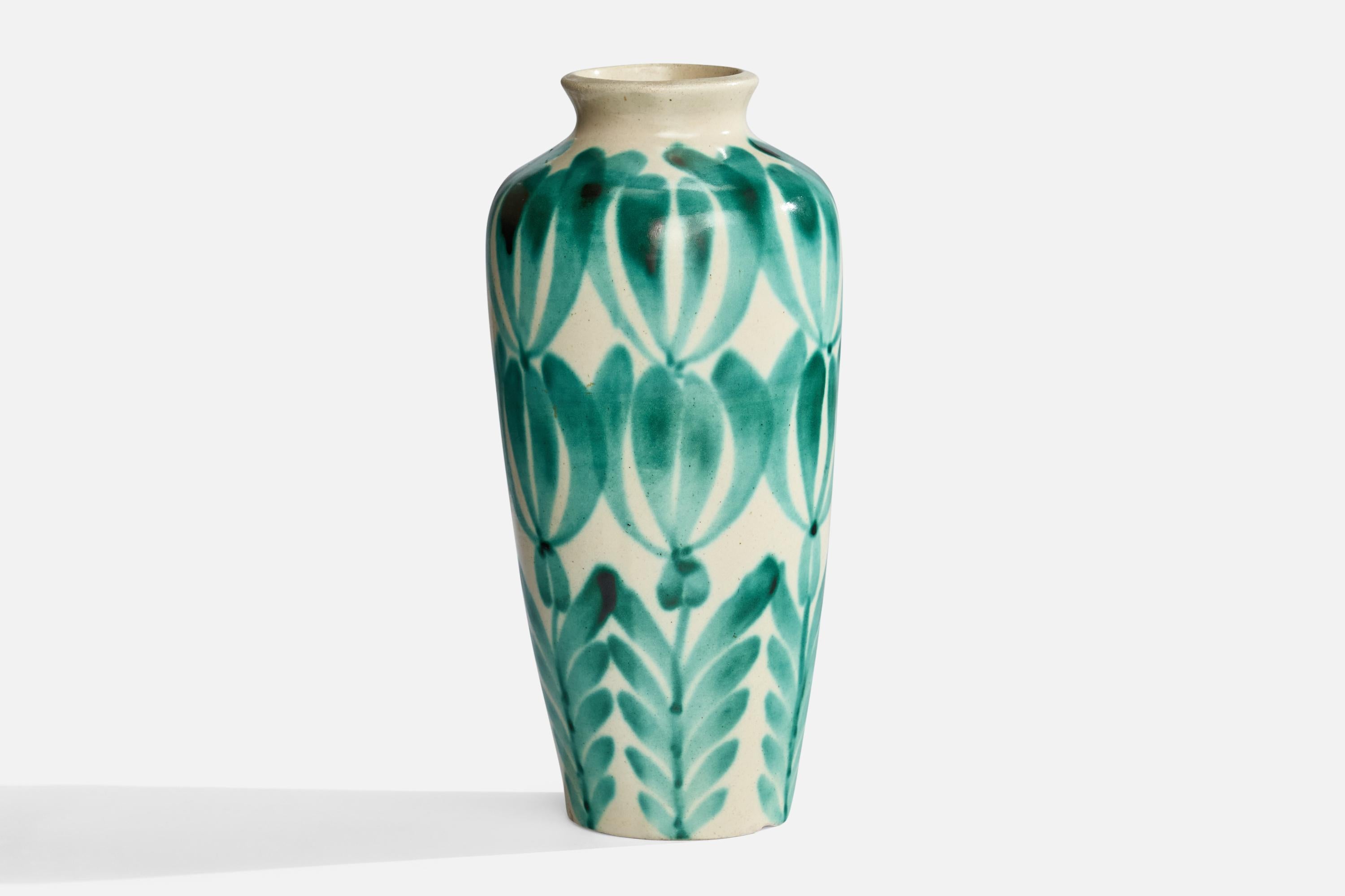 Vase vert et blanc cassé peint à la main, conçu et produit en Suède, années 1940.