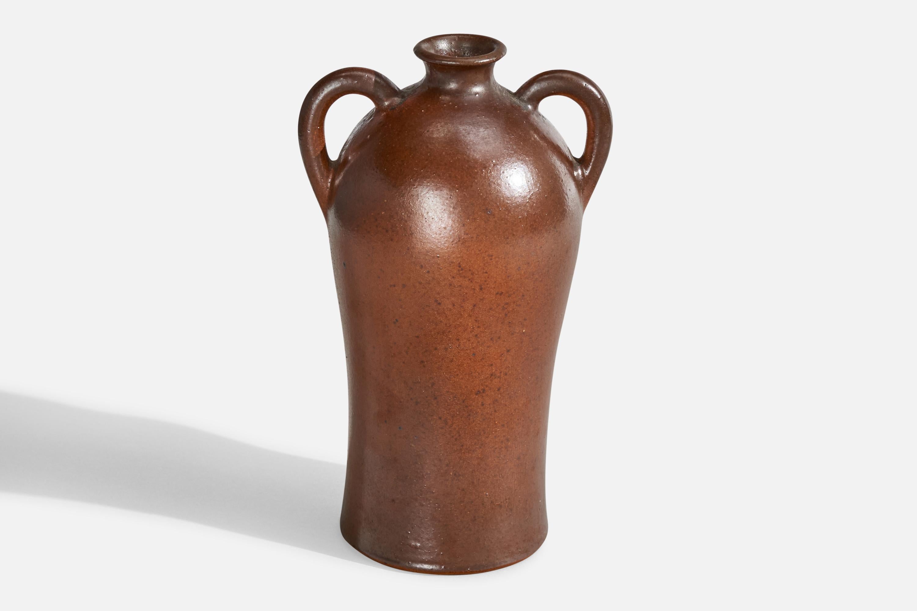 Vaso in ceramica smaltata marrone progettato e prodotto in Svezia negli anni '40.

