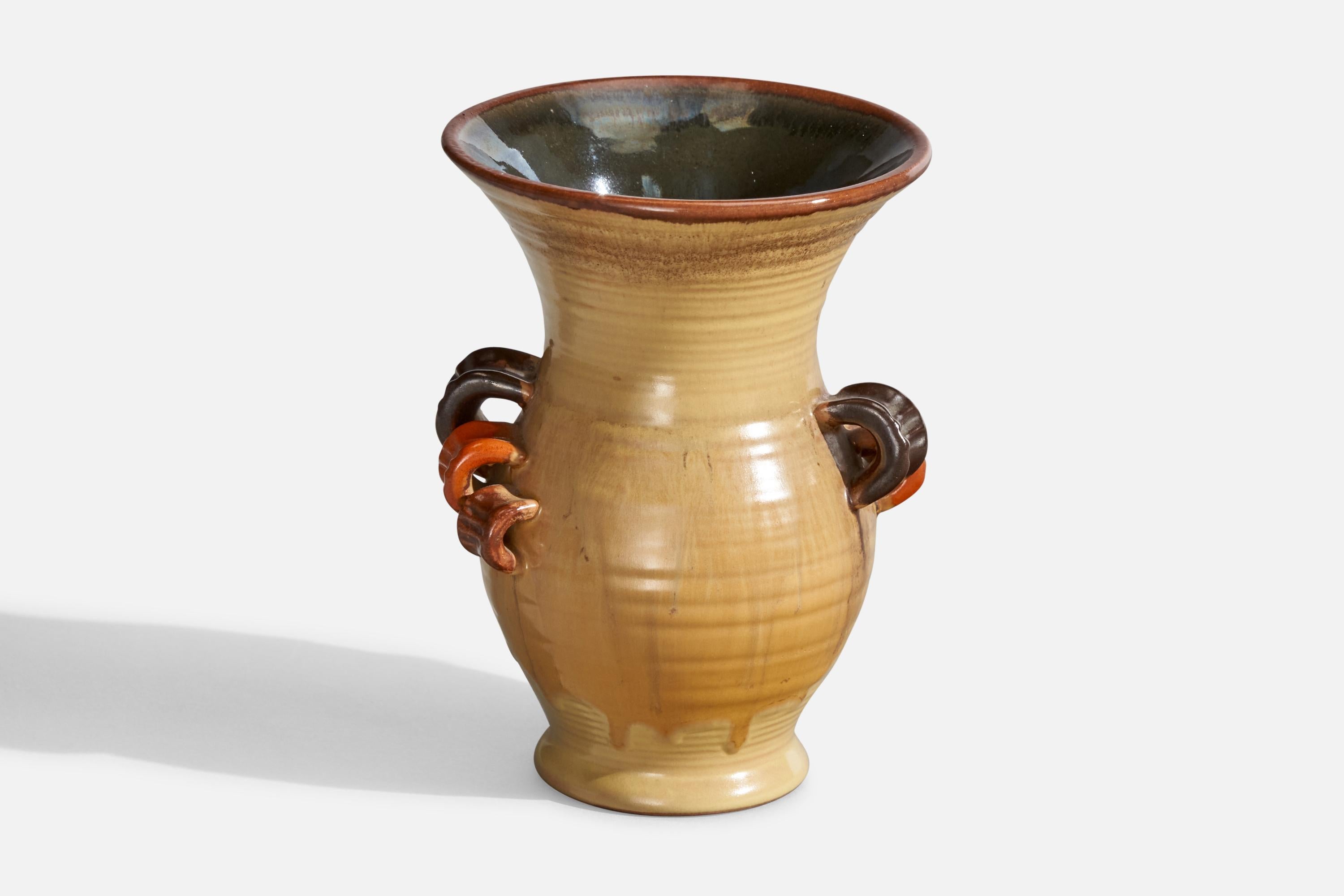 Beige glasierte Keramikvase, entworfen und hergestellt in Schweden, ca. 1940er Jahre.
