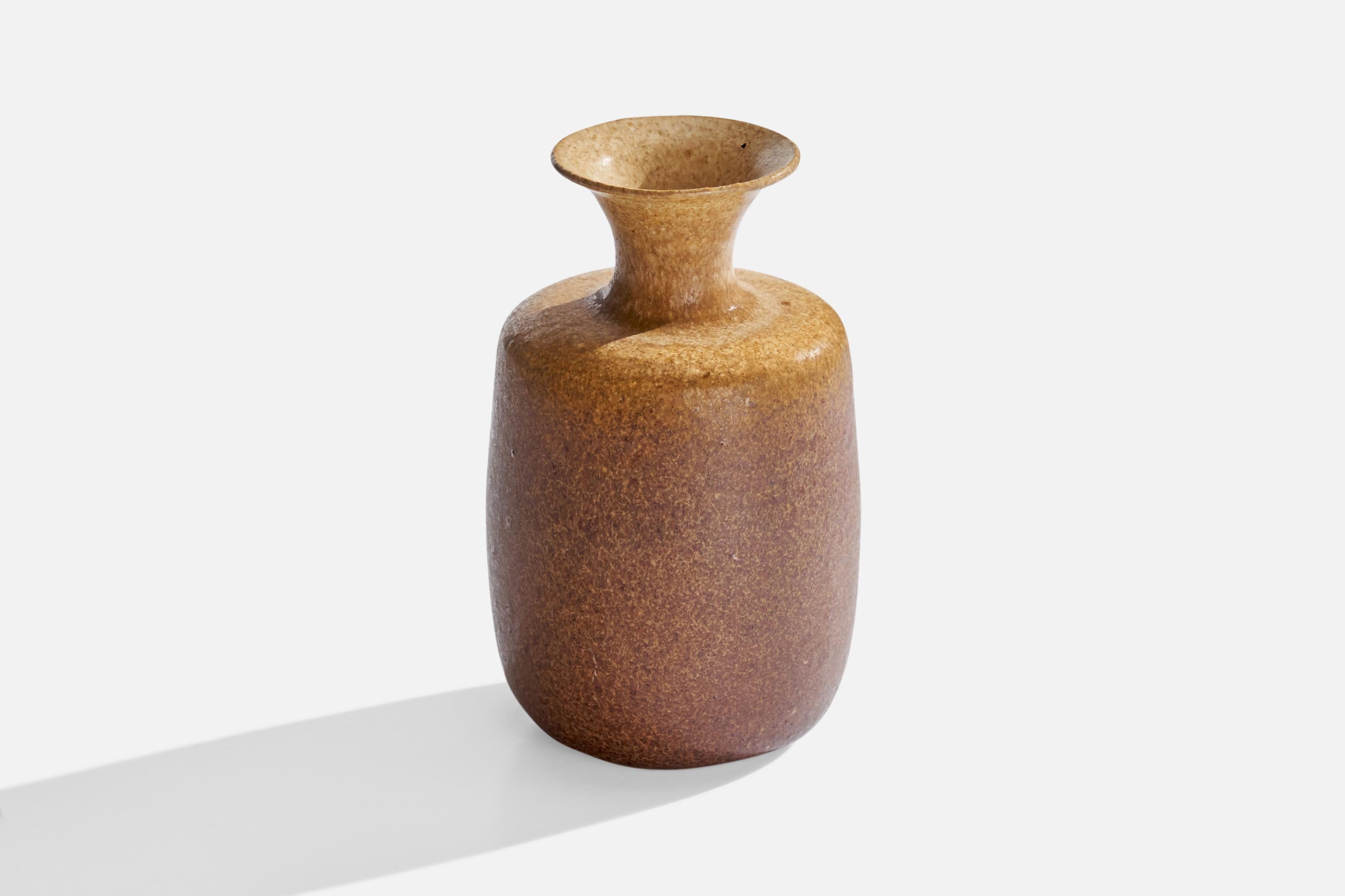 Vase en céramique marron et beige conçu et produit en Suède, c.C. 1960.
