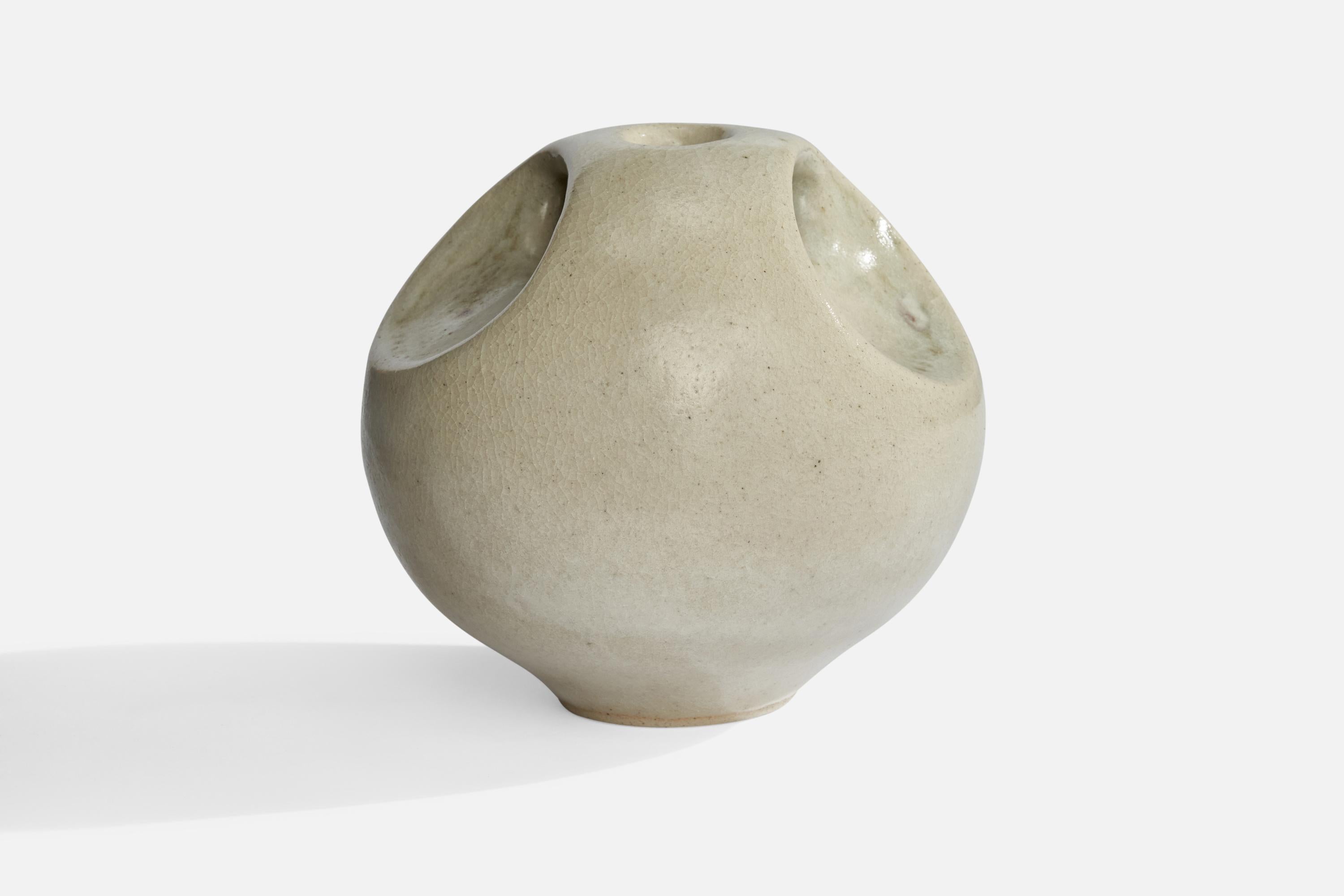 Vase en céramique émaillée gris clair, conçu et produit en Suède, C.1970.