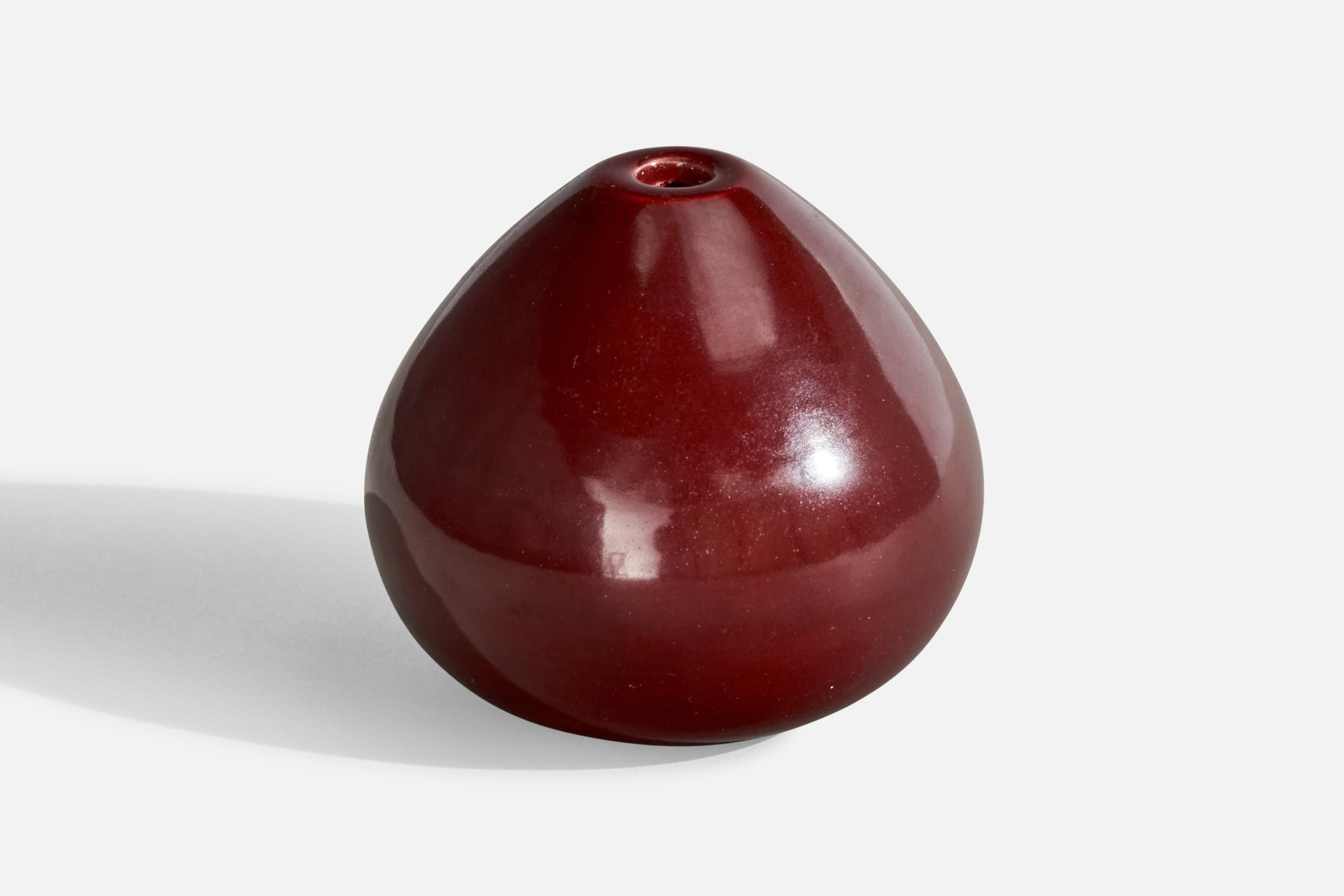 Piccolo vaso rosso sangue progettato e prodotto in Svezia, anni '70 circa.

