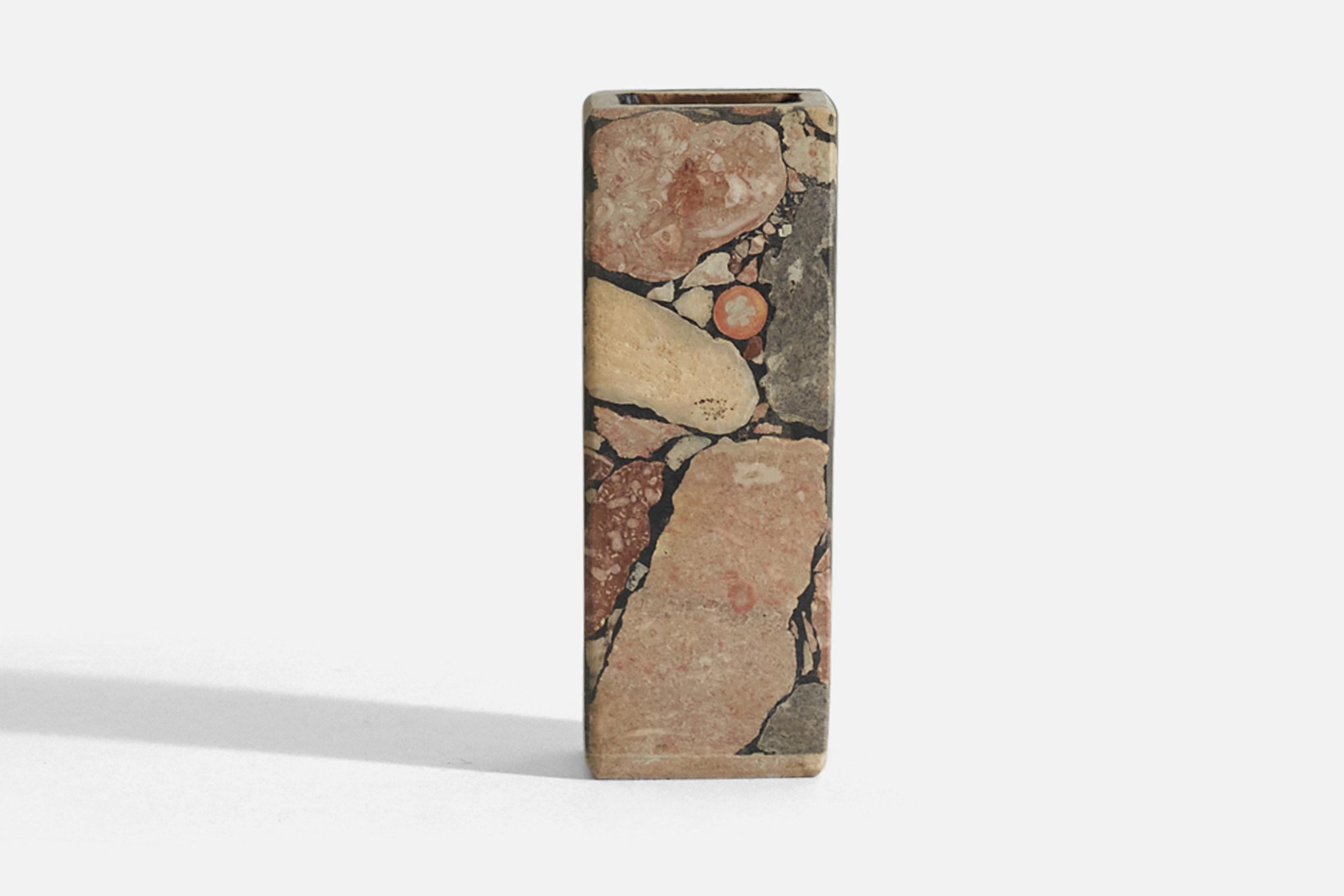 Un vase en pierre avec une incrustation de fossiles utilisant une technique de pietra dura. Signé 