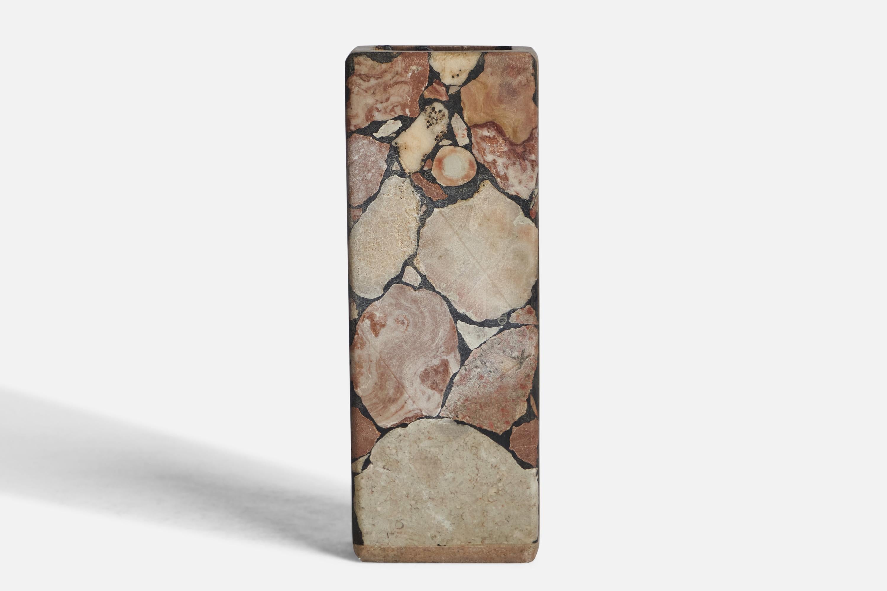 Vase en pierre fossile conçu et produit à Gotland, Suède, c. années 1970.
