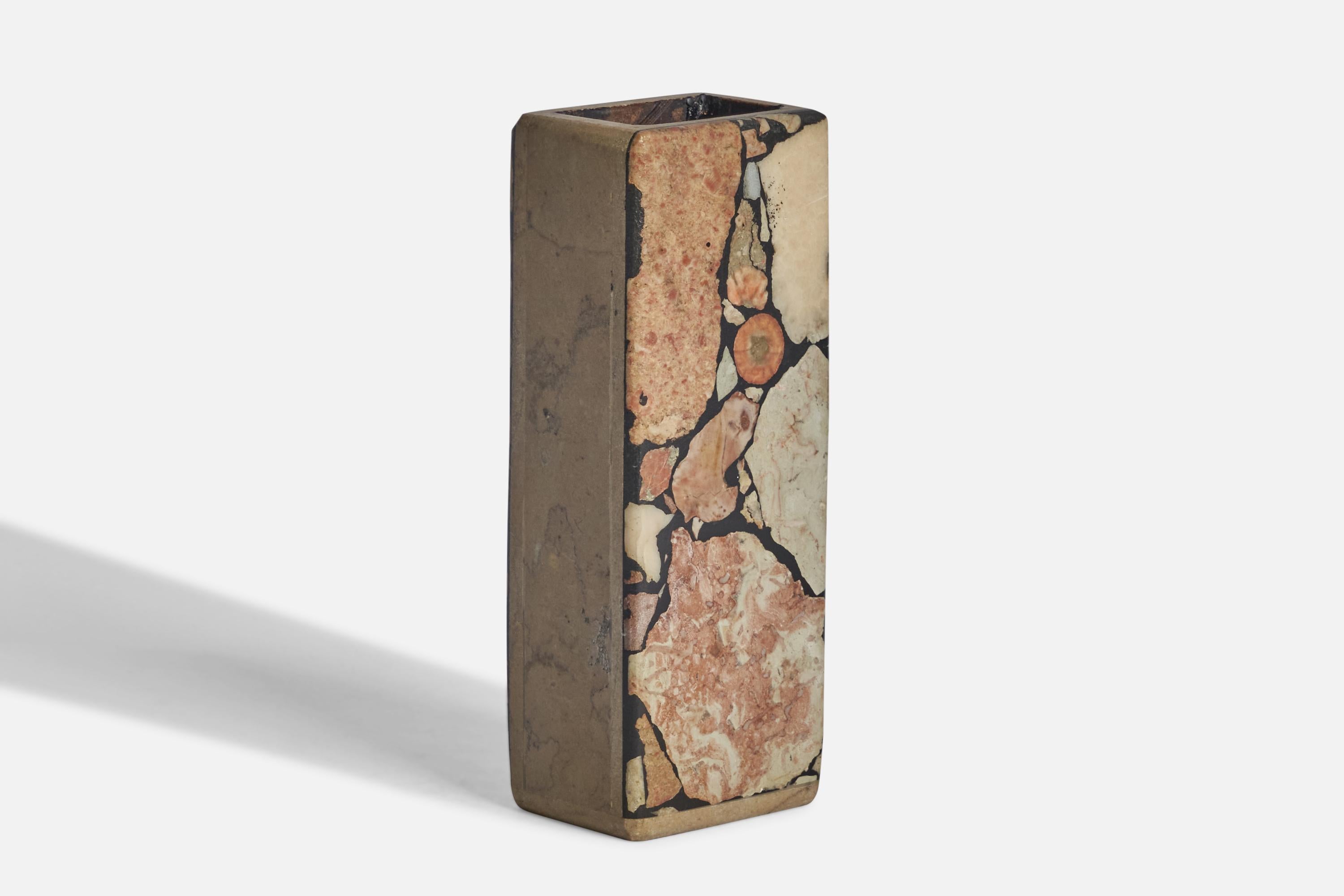 Eine Vase aus fossilem Stein, entworfen und hergestellt in Gotland, Schweden, ca. 1970er Jahre.
Aufschrift 
