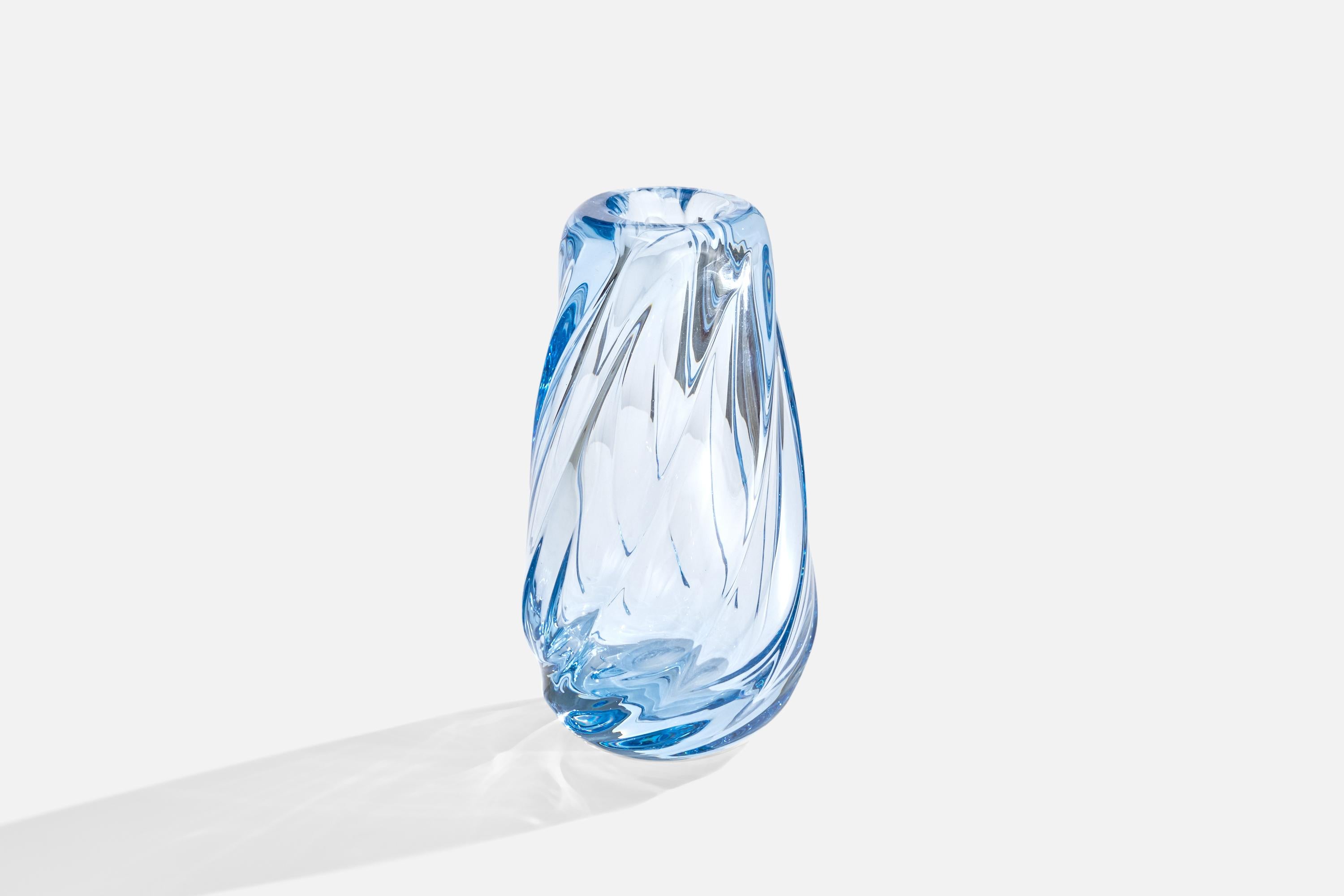 Vase en verre soufflé bleu conçu et produit en Suède, c.1940s.