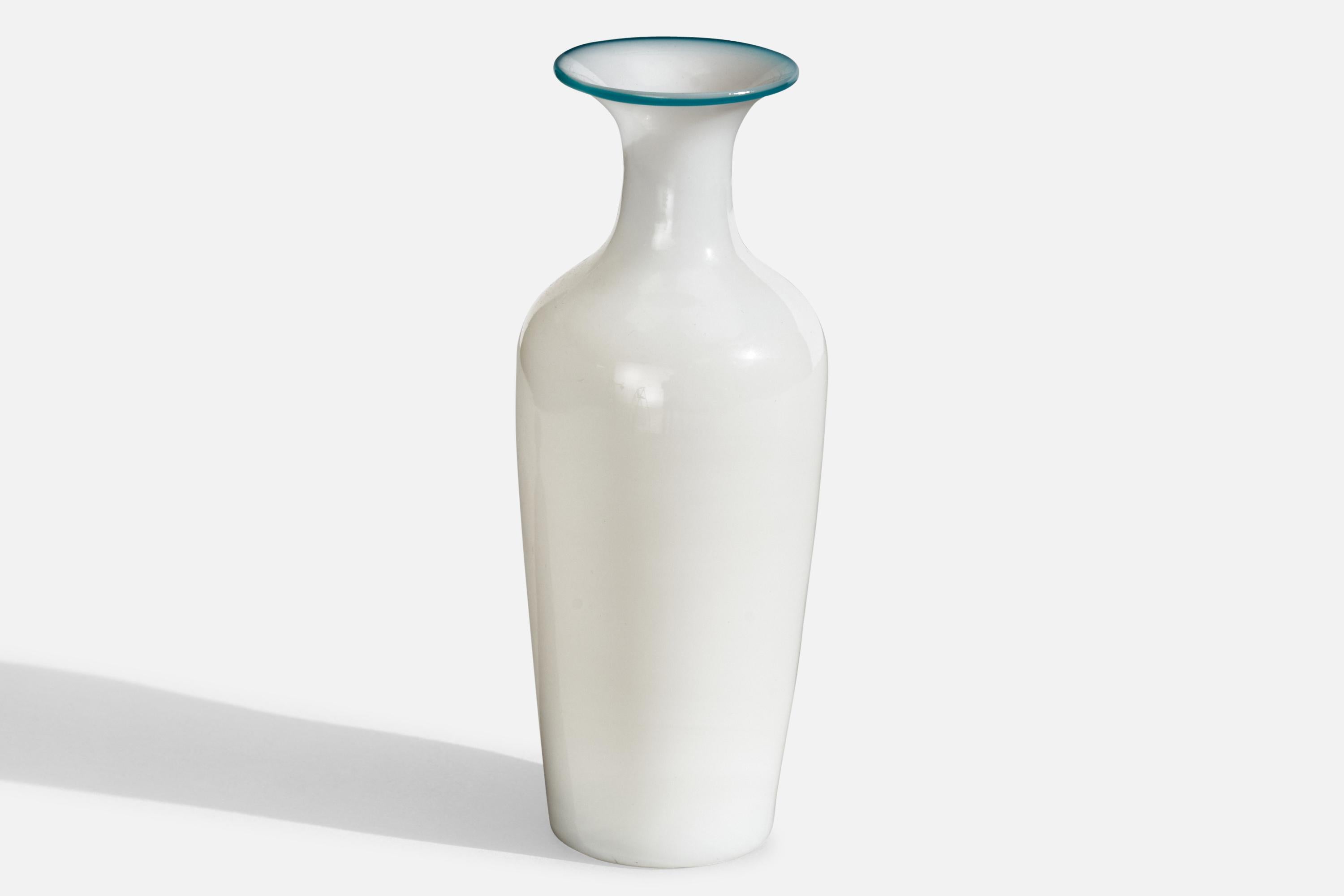 Vaso in vetro bianco latte progettato e prodotto in Svezia, anni '40 circa.
