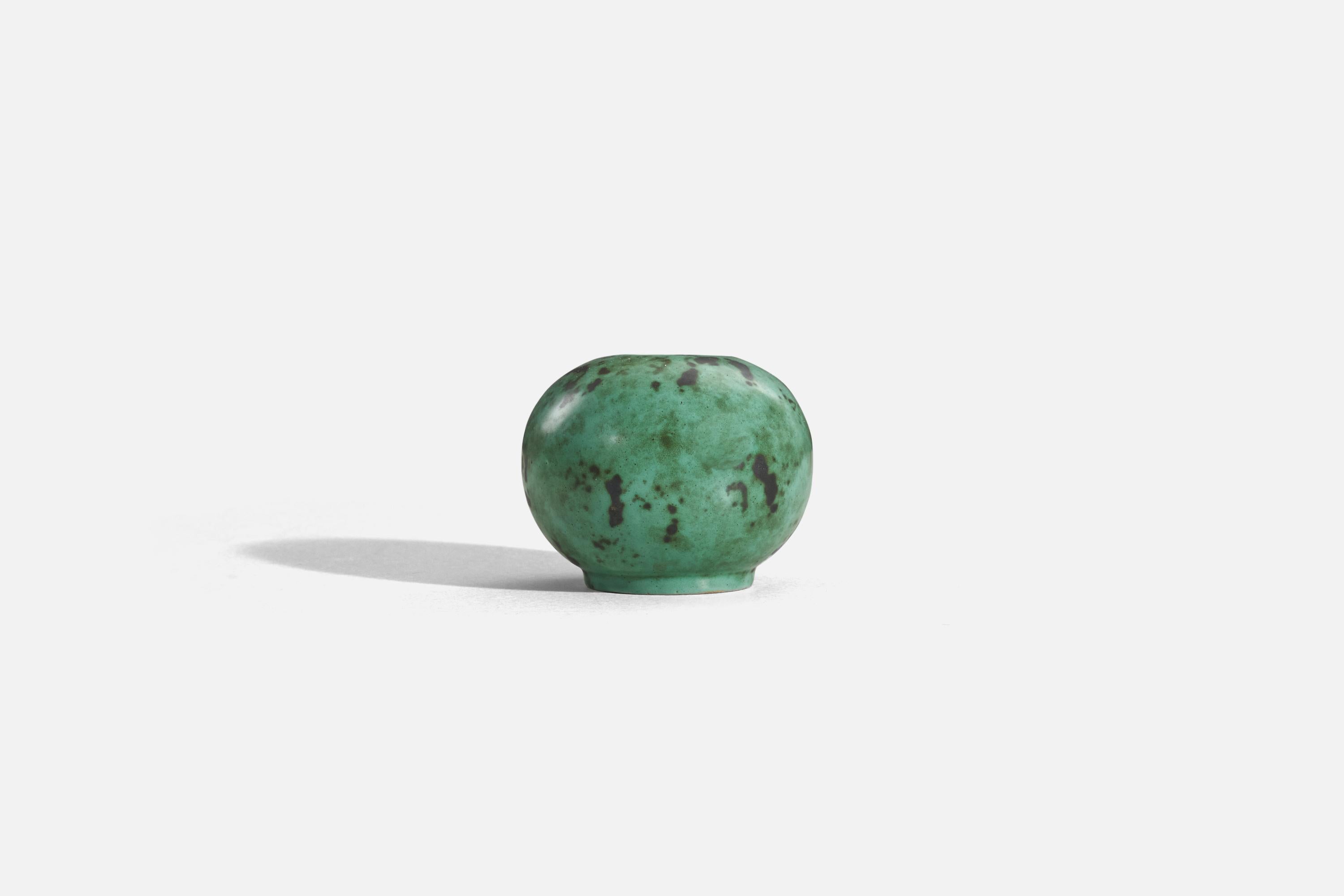 Vase aus grün glasiertem Steinzeug, entworfen und hergestellt in Schweden, ca. 1960er Jahre.