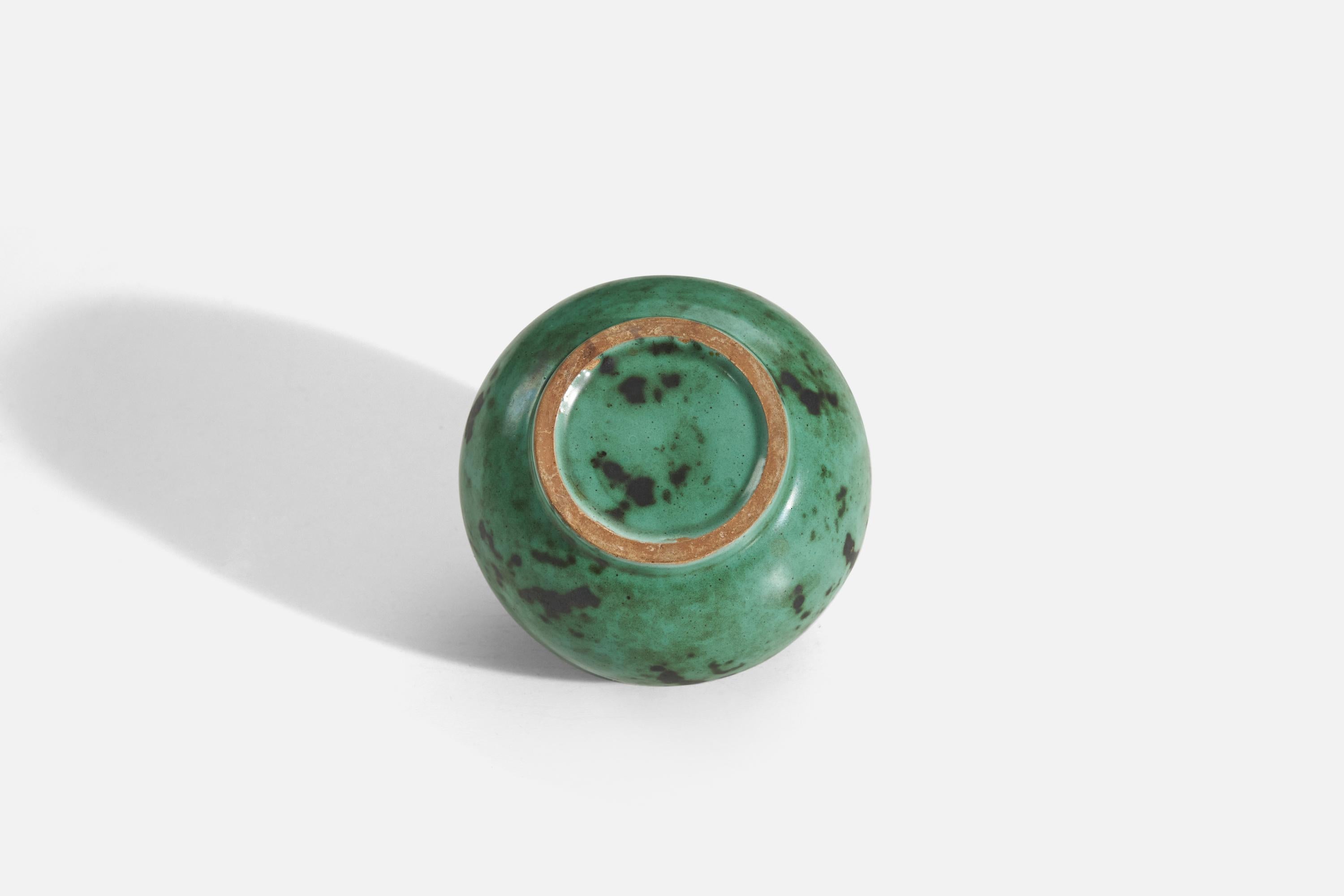 Schwedische Designerin, Vase, grün glasiertes Steingut, Schweden, ca. 1960er Jahre (Tonware) im Angebot