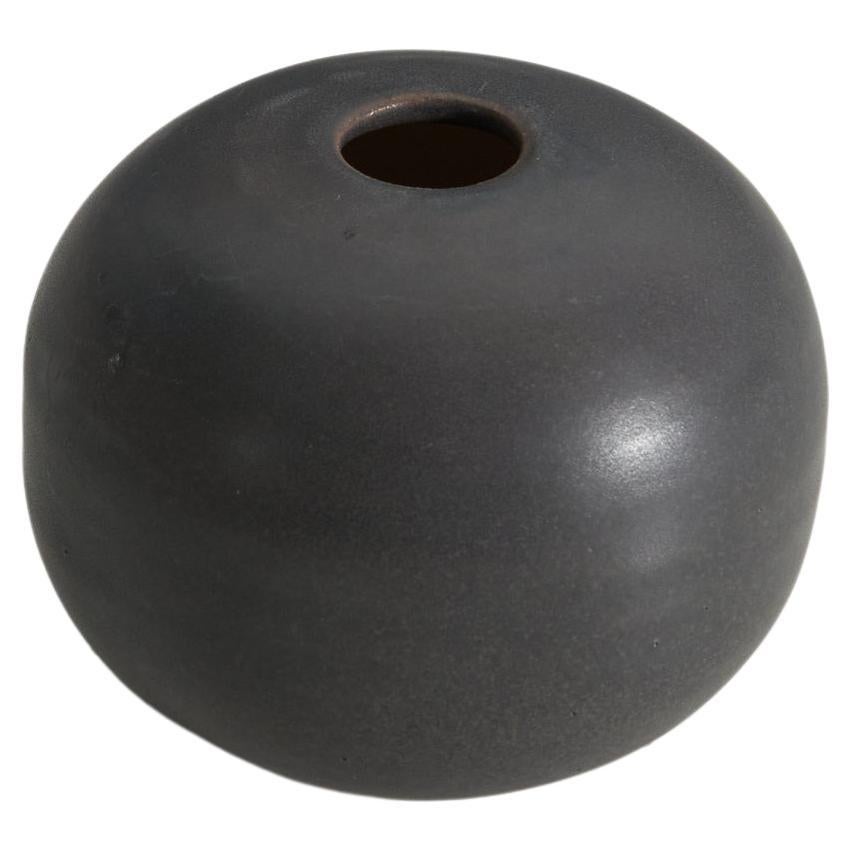 Designer svedese, Vaso, Gres smaltato grigio, Svezia, 1960 ca.