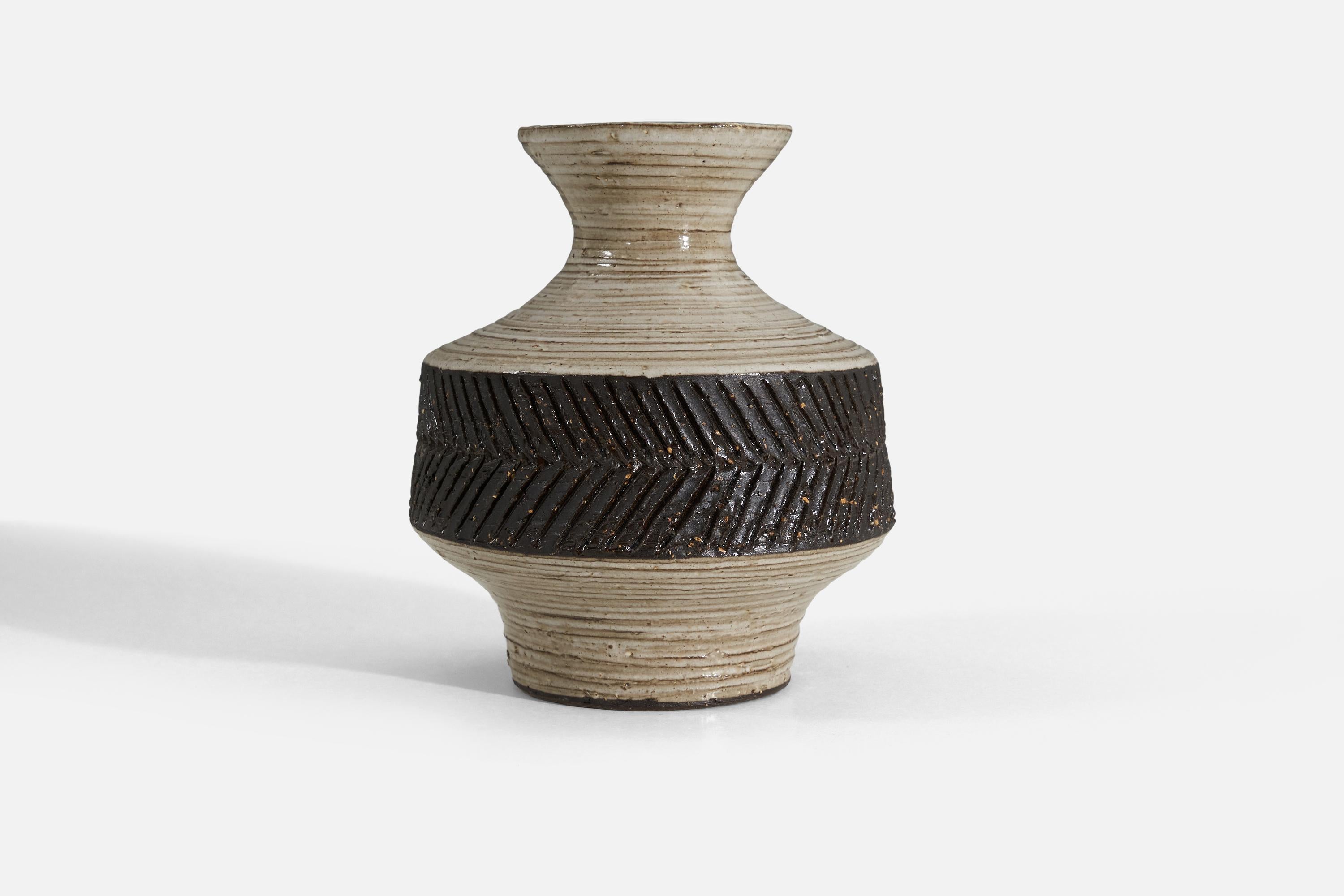 Eine gestreifte / lineare, geritzte und glasierte Vase aus Steingut, entworfen und hergestellt in Schweden, 1966.
 