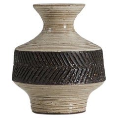 Schwedische Designerin, Vase, glasiertes Steingut mit Einschnitt, Schweden, 1966