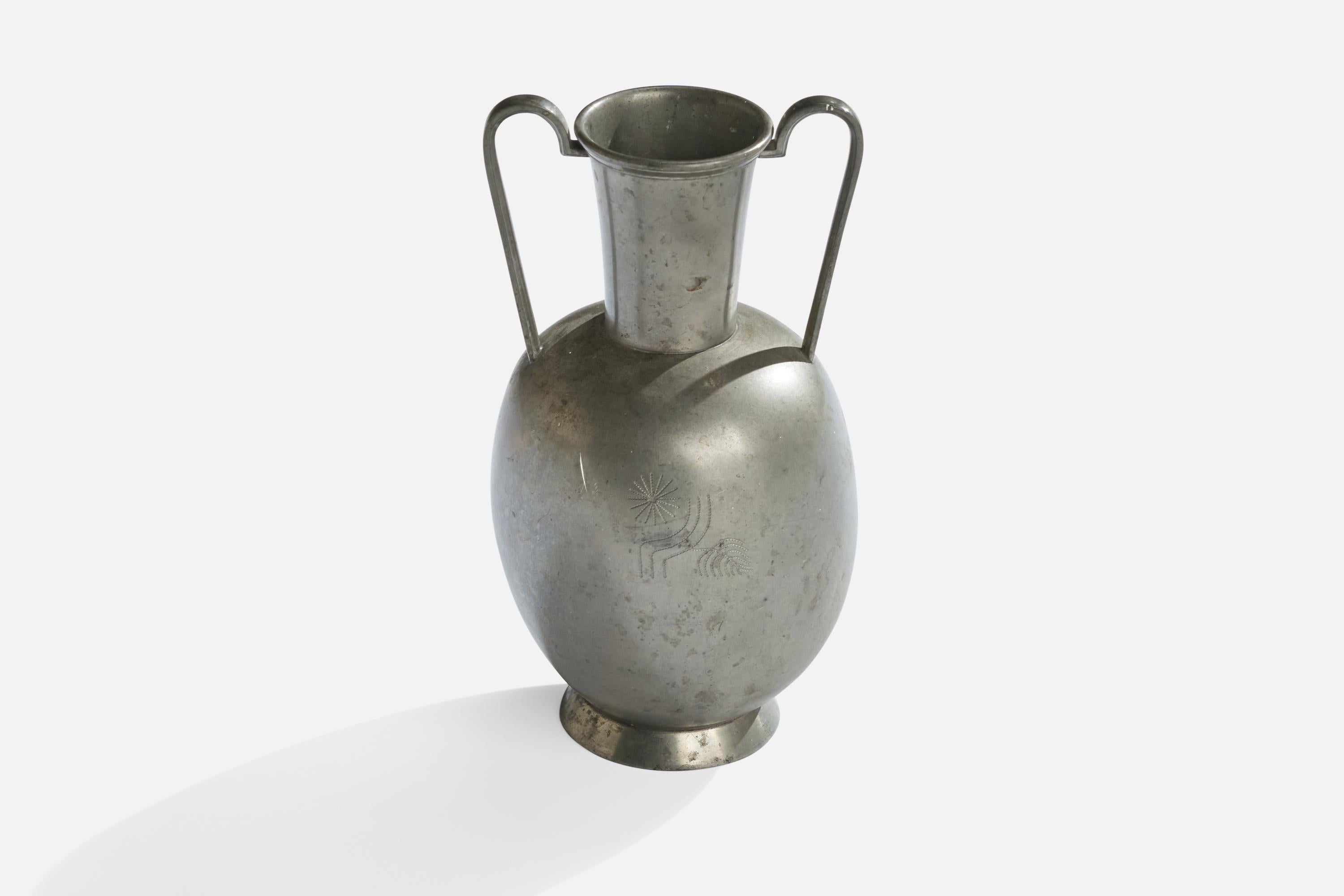 Eine Vase aus Zinn, entworfen und hergestellt in Schweden, 1935. 

Mit Text und dekorativer Gravur.