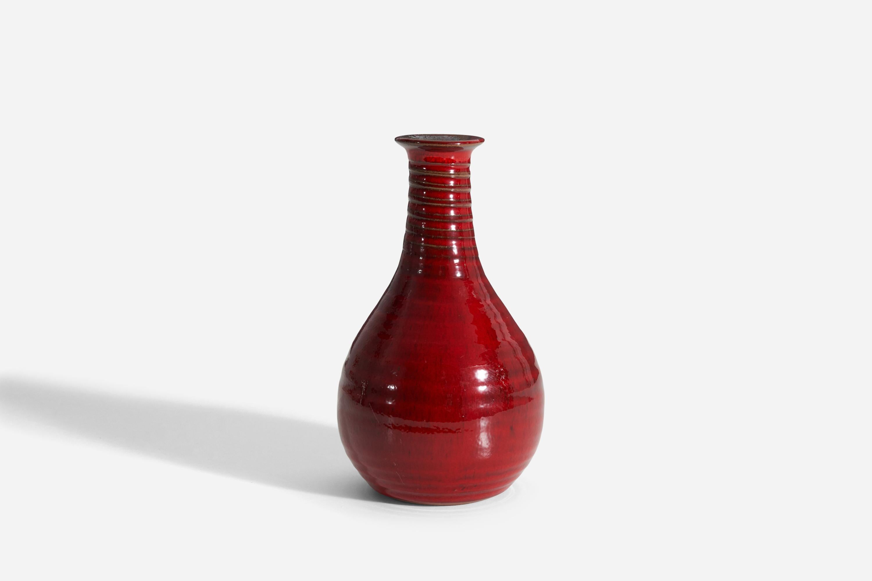 Vase aus rot glasiertem Steinzeug, entworfen und hergestellt in Schweden, ca. 1960er Jahre, mit Signatur auf der Unterseite.