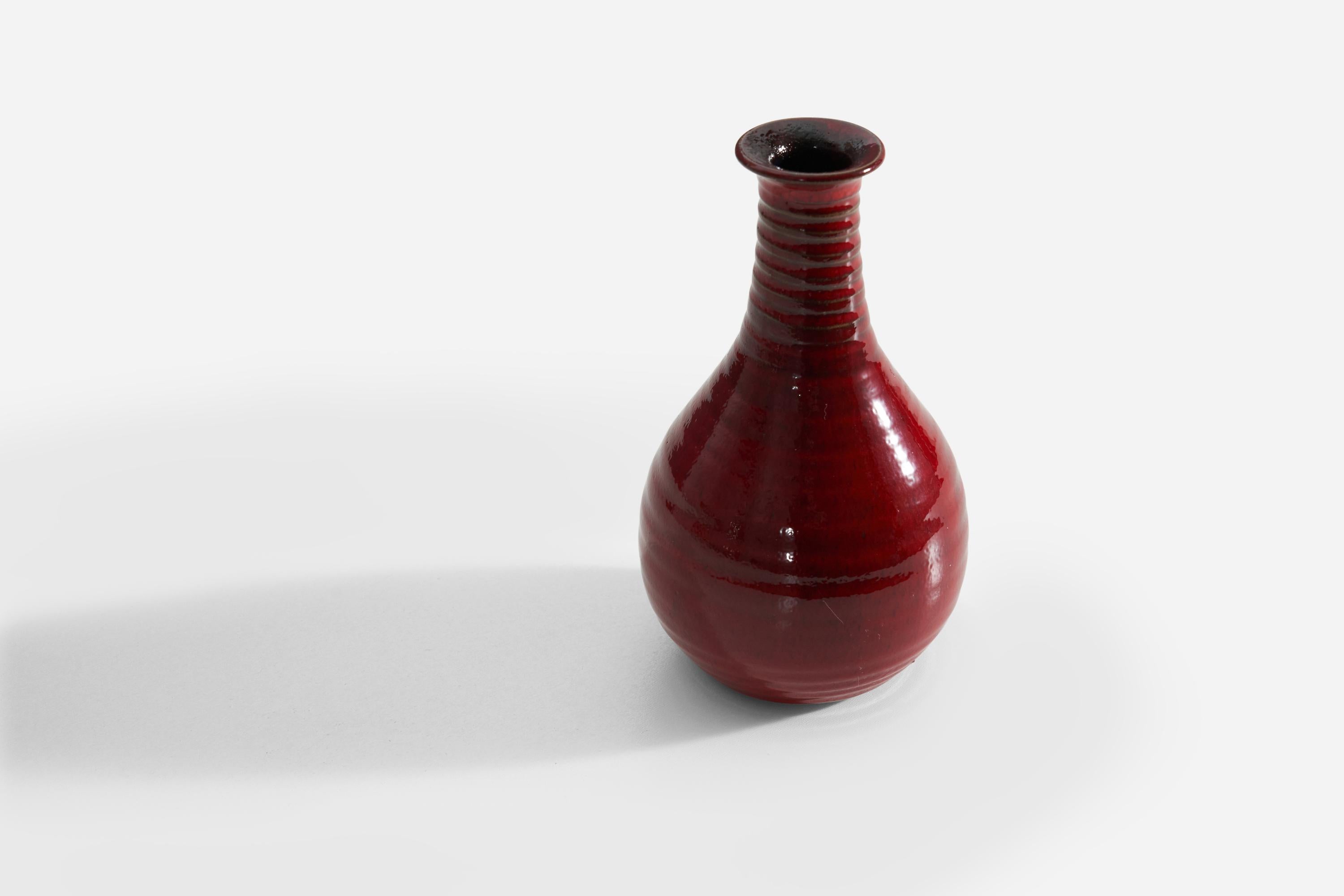 Mid-Century Modern Designer suédois, Vase, grès verni rouge, Suède, vers les années 1960 en vente
