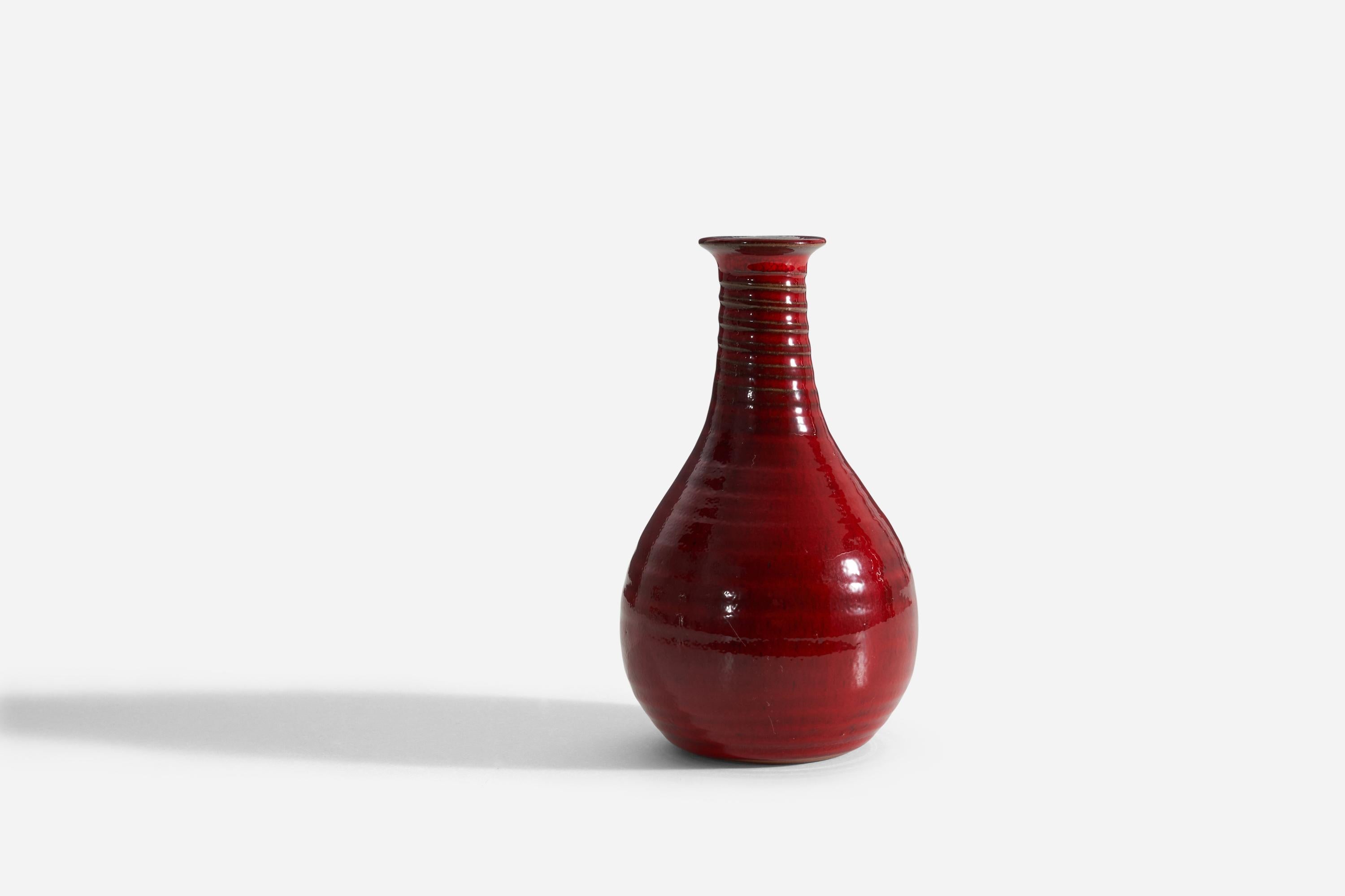 Schwedische Designerin, Vase, rot glasiertes Steingut, Schweden, ca. 1960er Jahre im Zustand „Gut“ im Angebot in High Point, NC