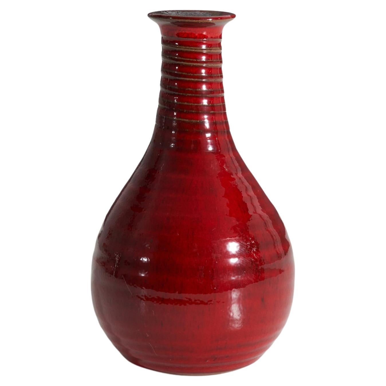 Schwedische Designerin, Vase, rot glasiertes Steingut, Schweden, ca. 1960er Jahre im Angebot