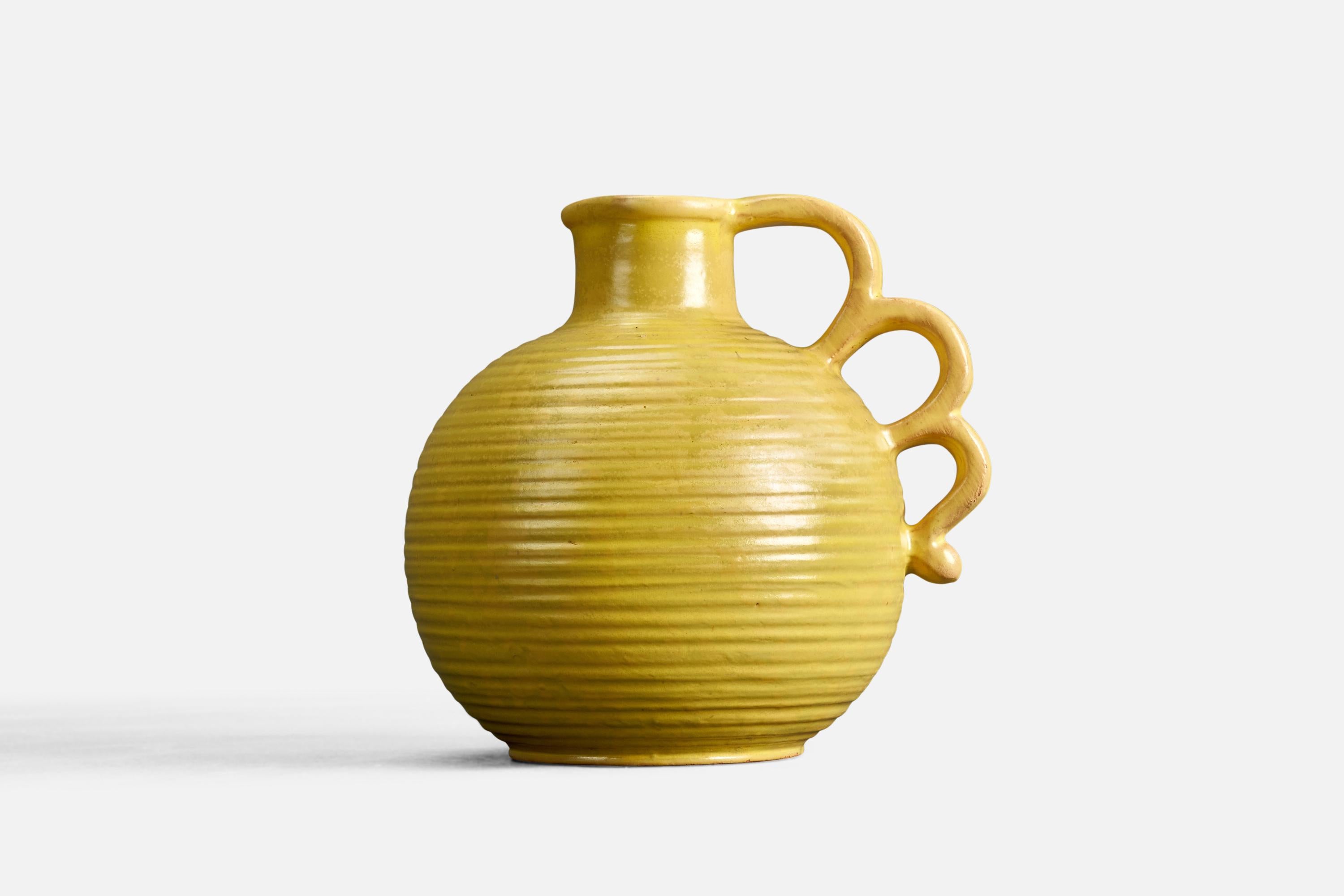 Vaso in terracotta smaltata di colore giallo progettato e prodotto da Swedish Designer, Svezia, anni '40.
