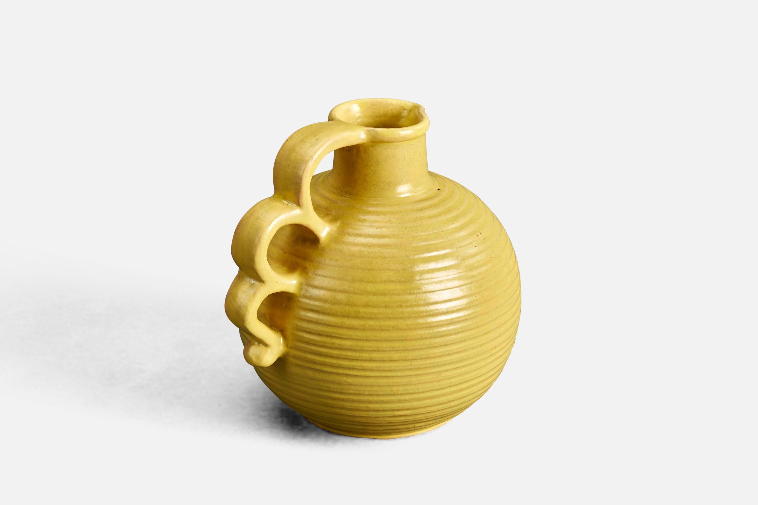 Scandinavo moderno Designer svedese, vaso, terracotta smaltata gialla, anni '40 in vendita