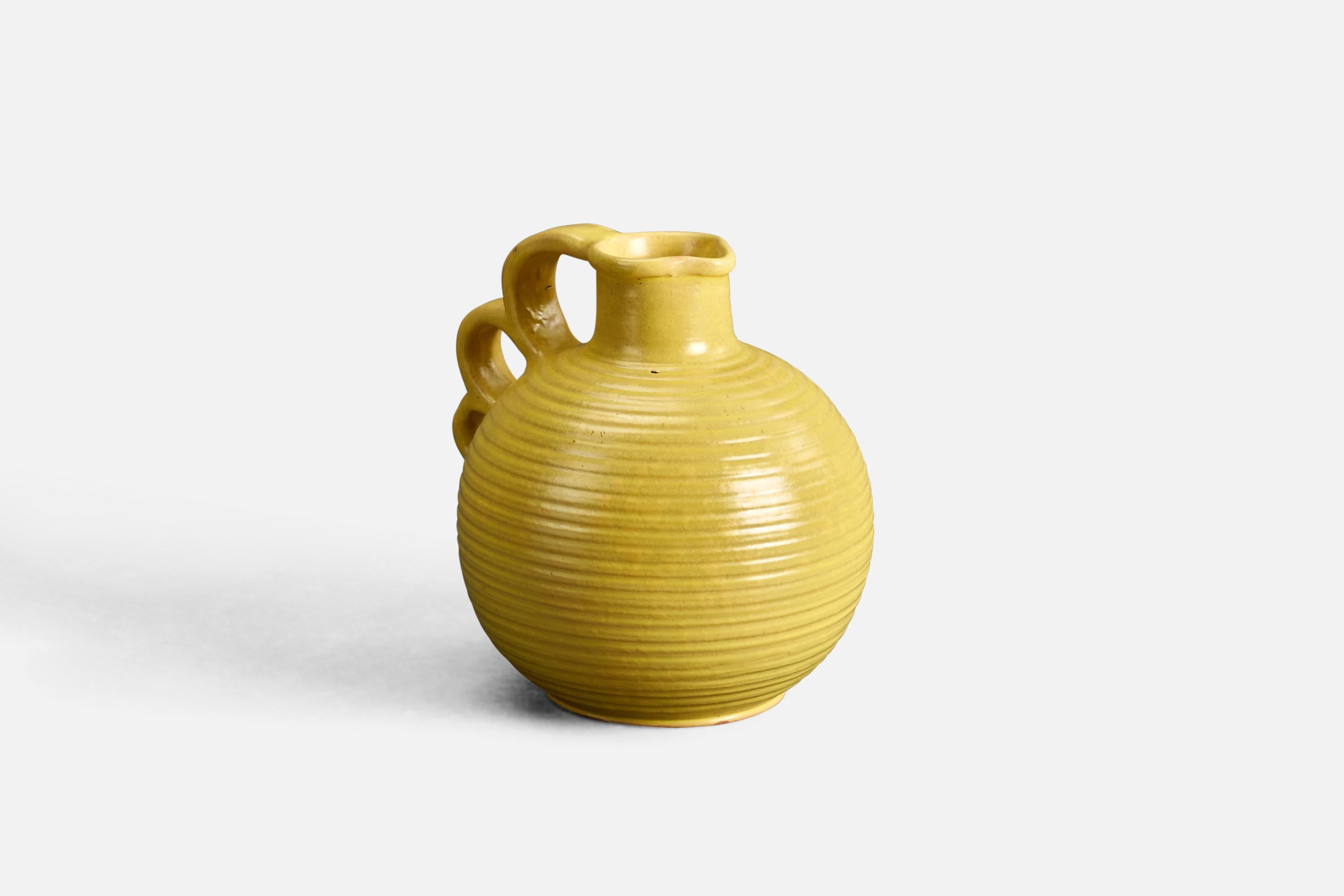 Schwedische Designerin, Vase, gelb glasiertes Steingut, 1940er-Jahre im Zustand „Gut“ im Angebot in High Point, NC