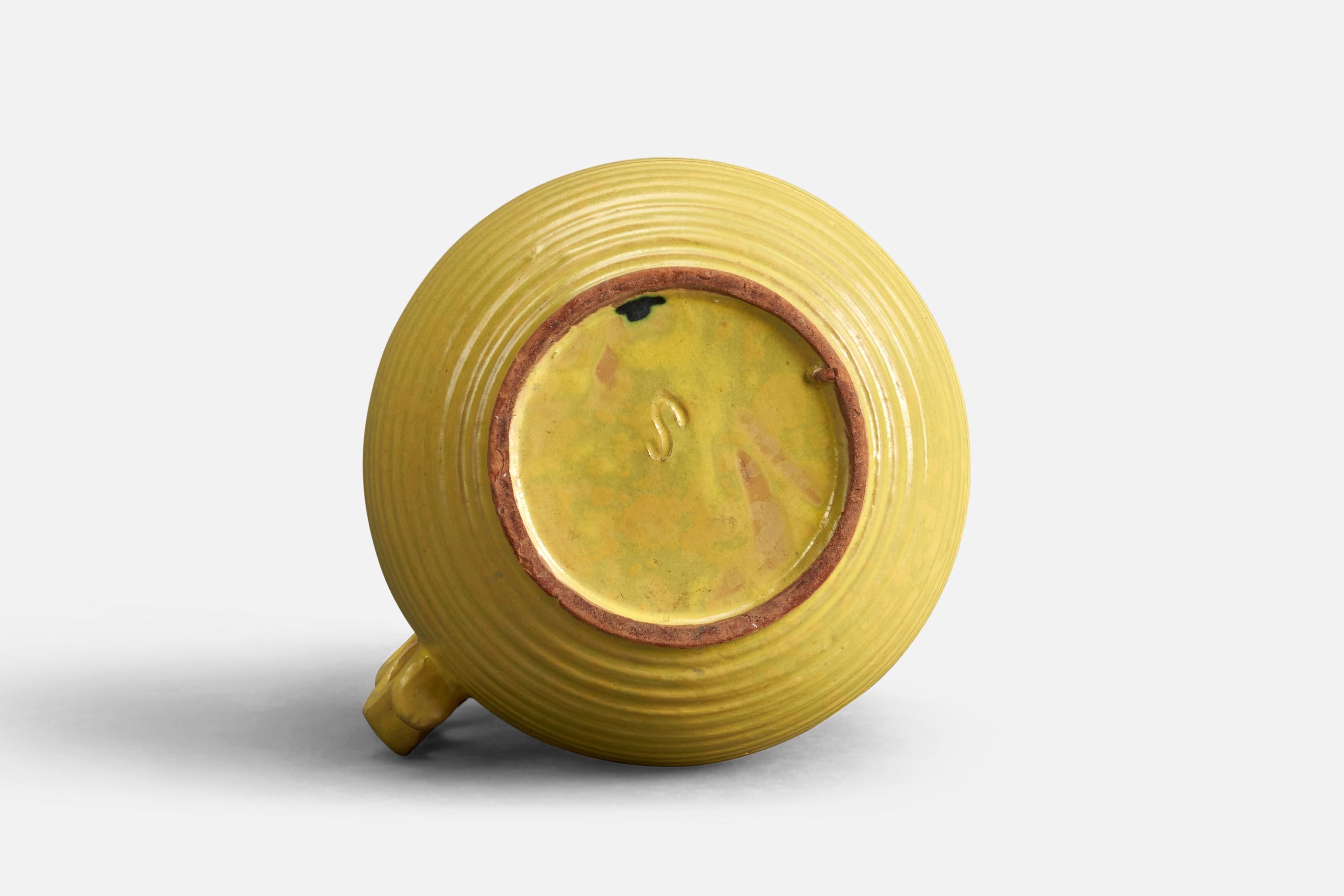Designer svedese, vaso, terracotta smaltata gialla, anni '40 In condizioni buone in vendita a High Point, NC