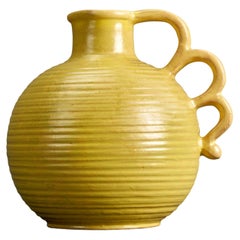 Vase de designer suédois, faïence jaune émaillée, années 1940