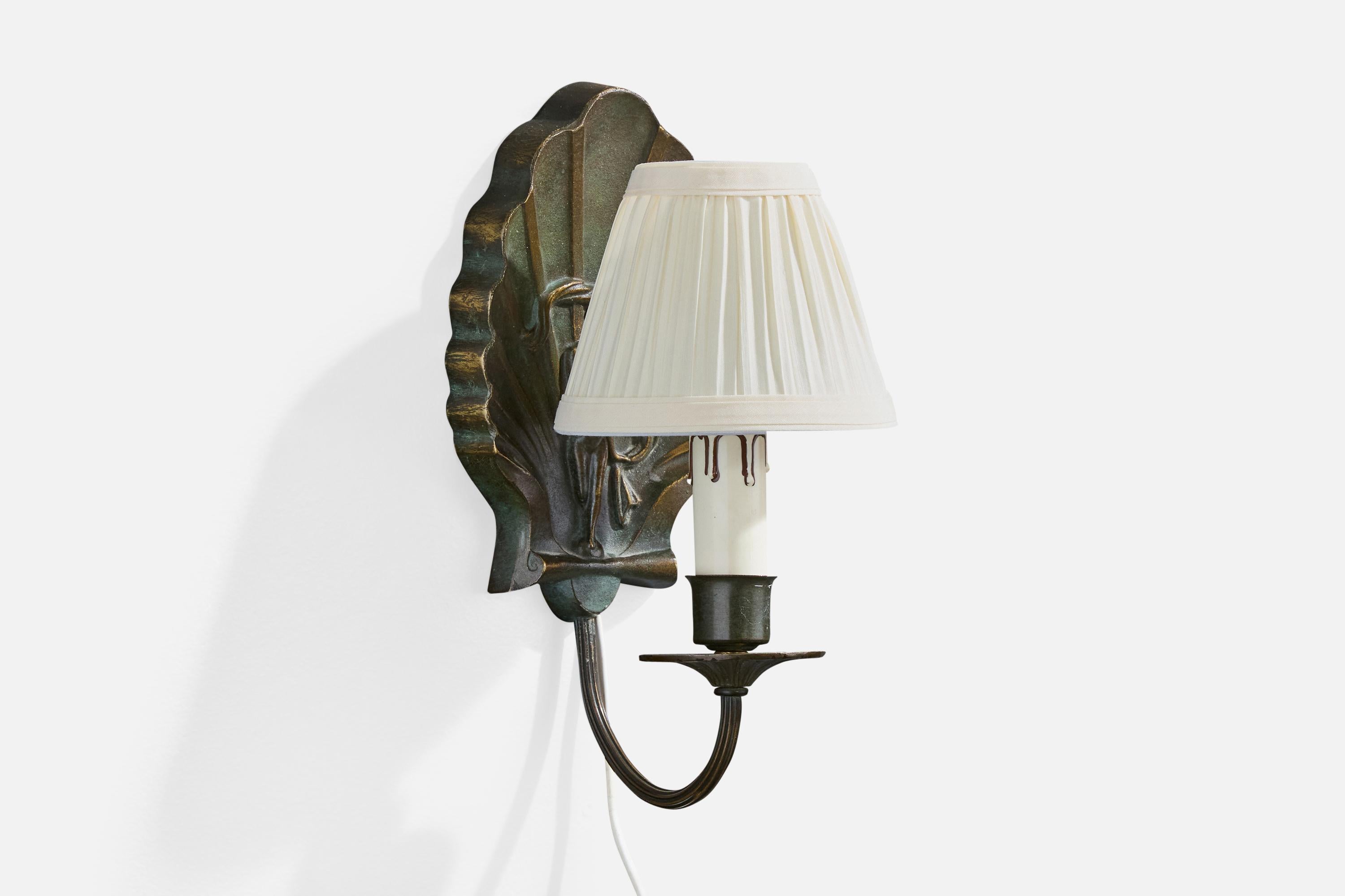 Wandleuchte aus patiniertem Messing, weißem Bakelit und cremefarbenem Stoff, entworfen und hergestellt in Schweden, ca. 1940er Jahre.

Messing präsentiert sich mit sehr starker Oxidation und Alter. 

Gesamtabmessungen (Zoll): 10,5 