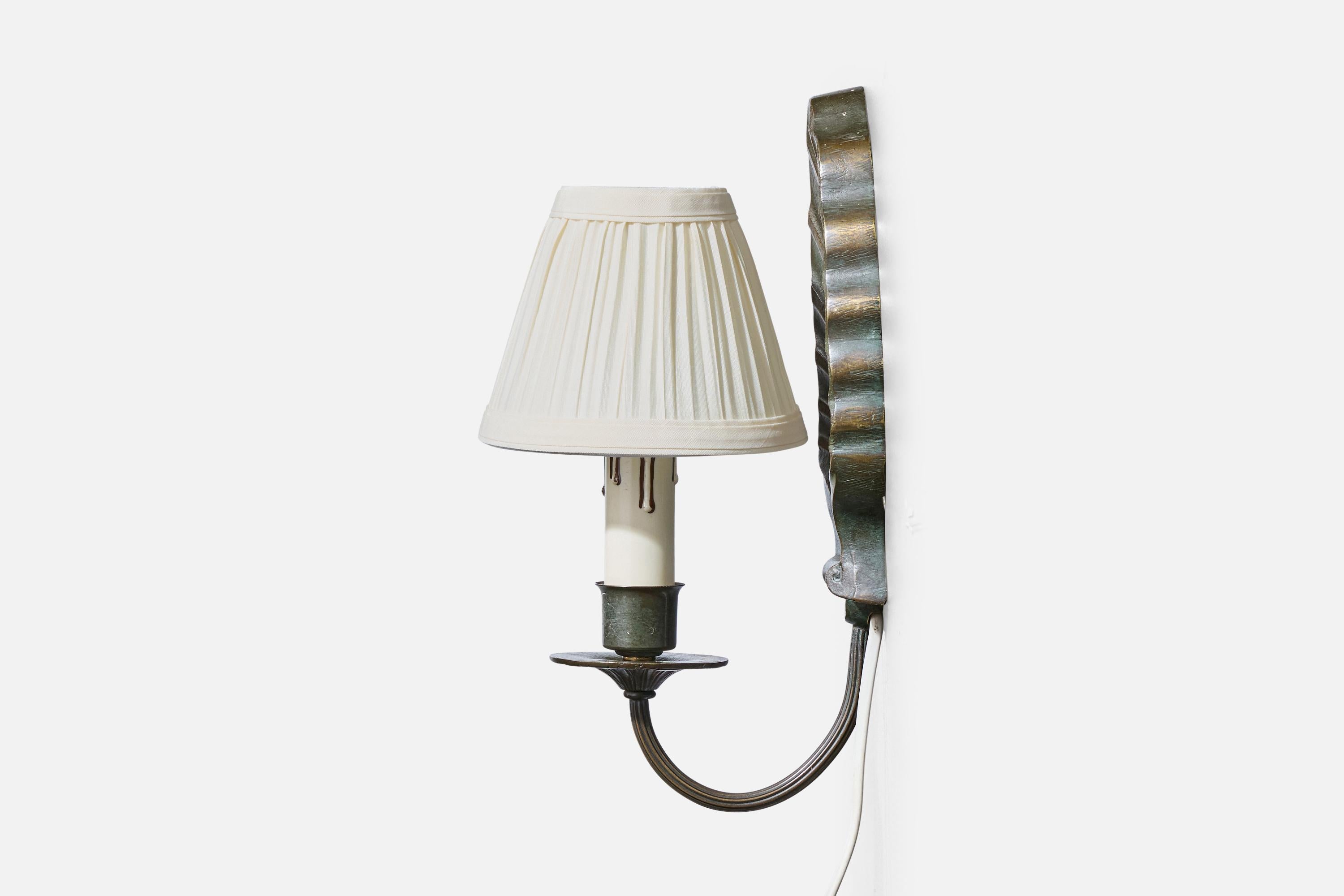 Schwedischer Designer, Wandleuchte, Messing, Bakelit, Stoff, Schweden, 1940er Jahre im Zustand „Gut“ im Angebot in High Point, NC