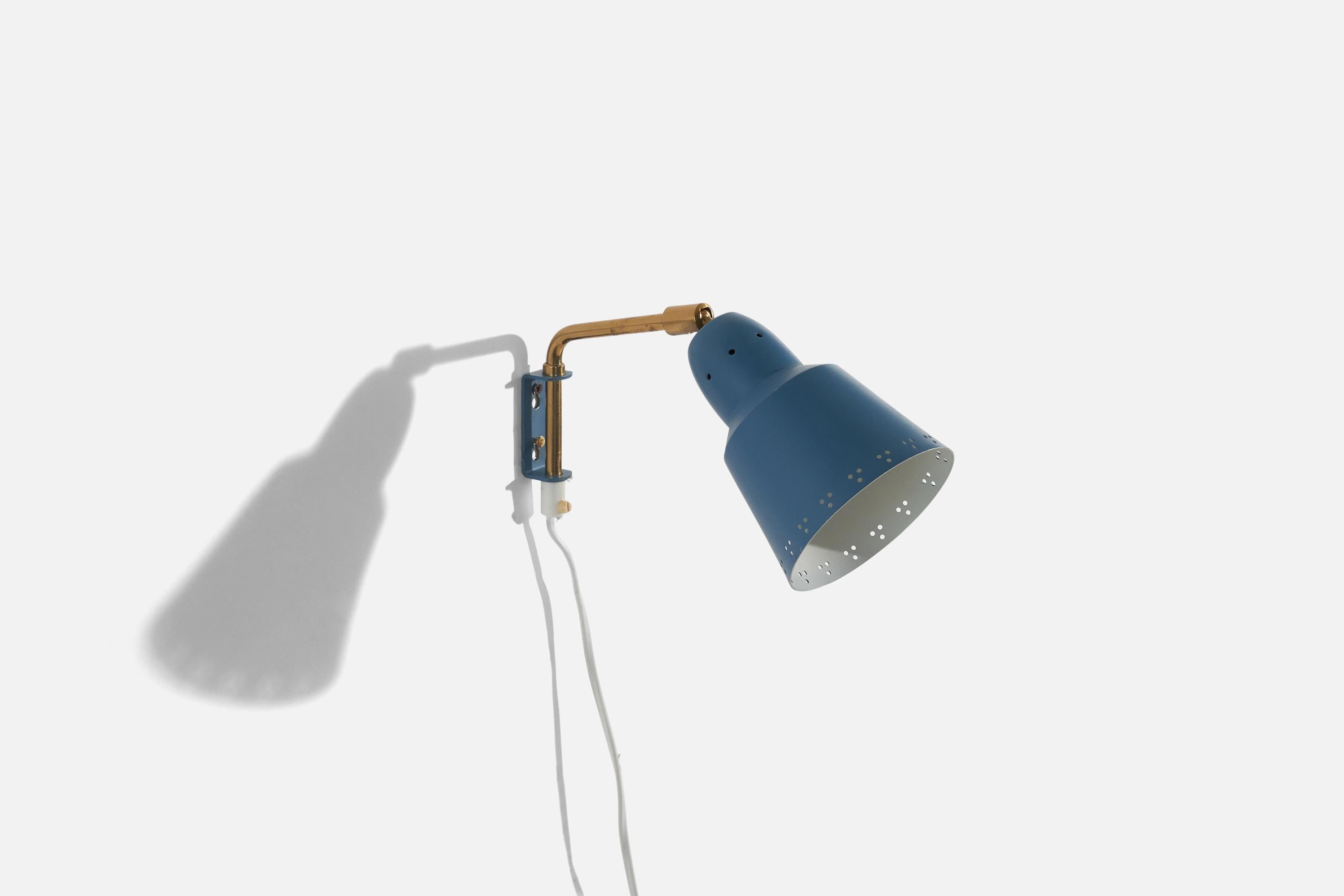 Scandinave moderne Designer suédois, applique murale, laiton, métal laqué bleu, Suède, vers les années 1960 en vente