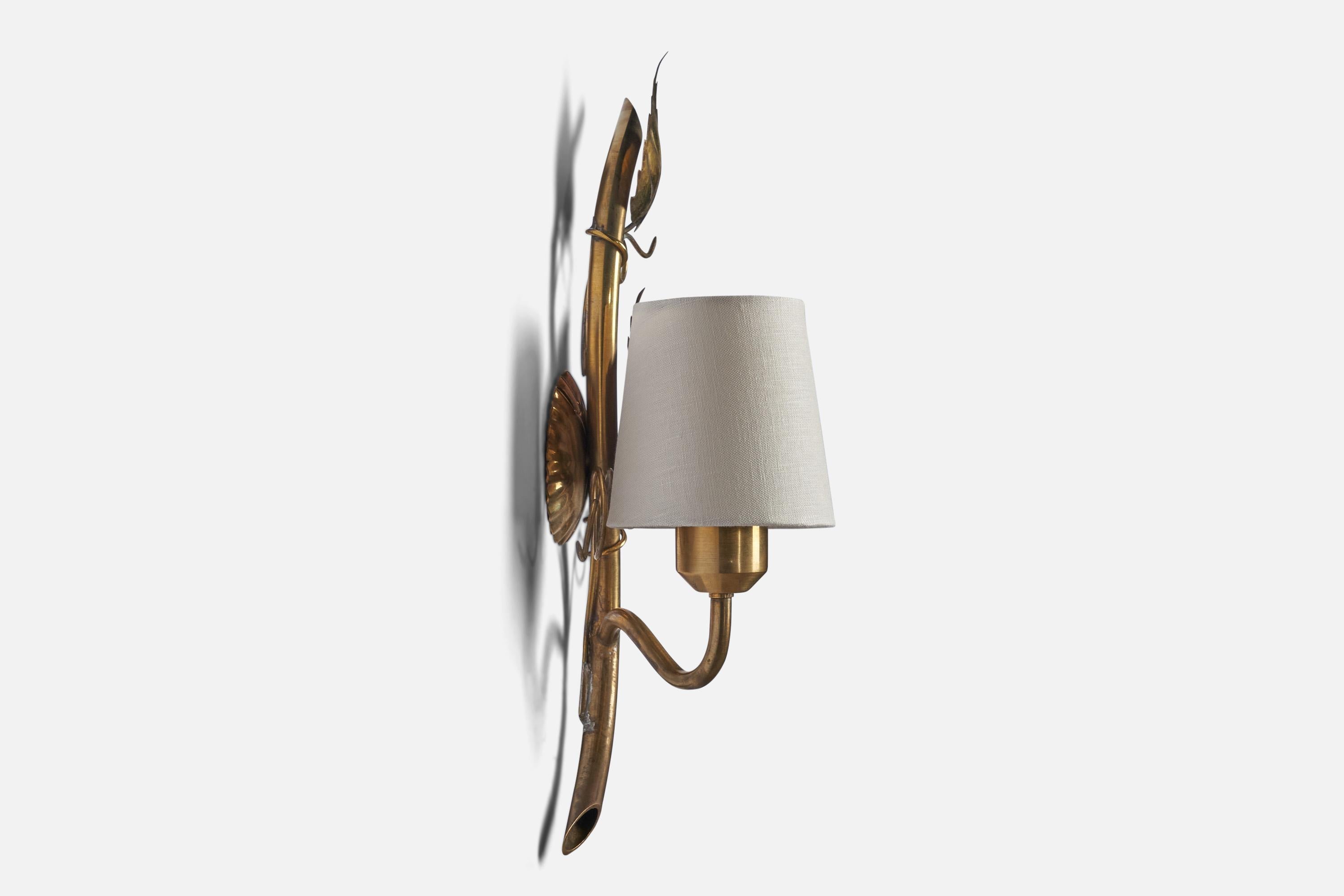 A brass and white fabric wall light designed and produced in Sweden, c. 1930s.

Overall Dimensions (inches): 23.5” H x 9” W x 27” D

Back Plate Dimensions (inches): 4” H x 1.55” W x 0.75” D

Bulb Specifications: E-26 Bulb

Number of Sockets: 1

All