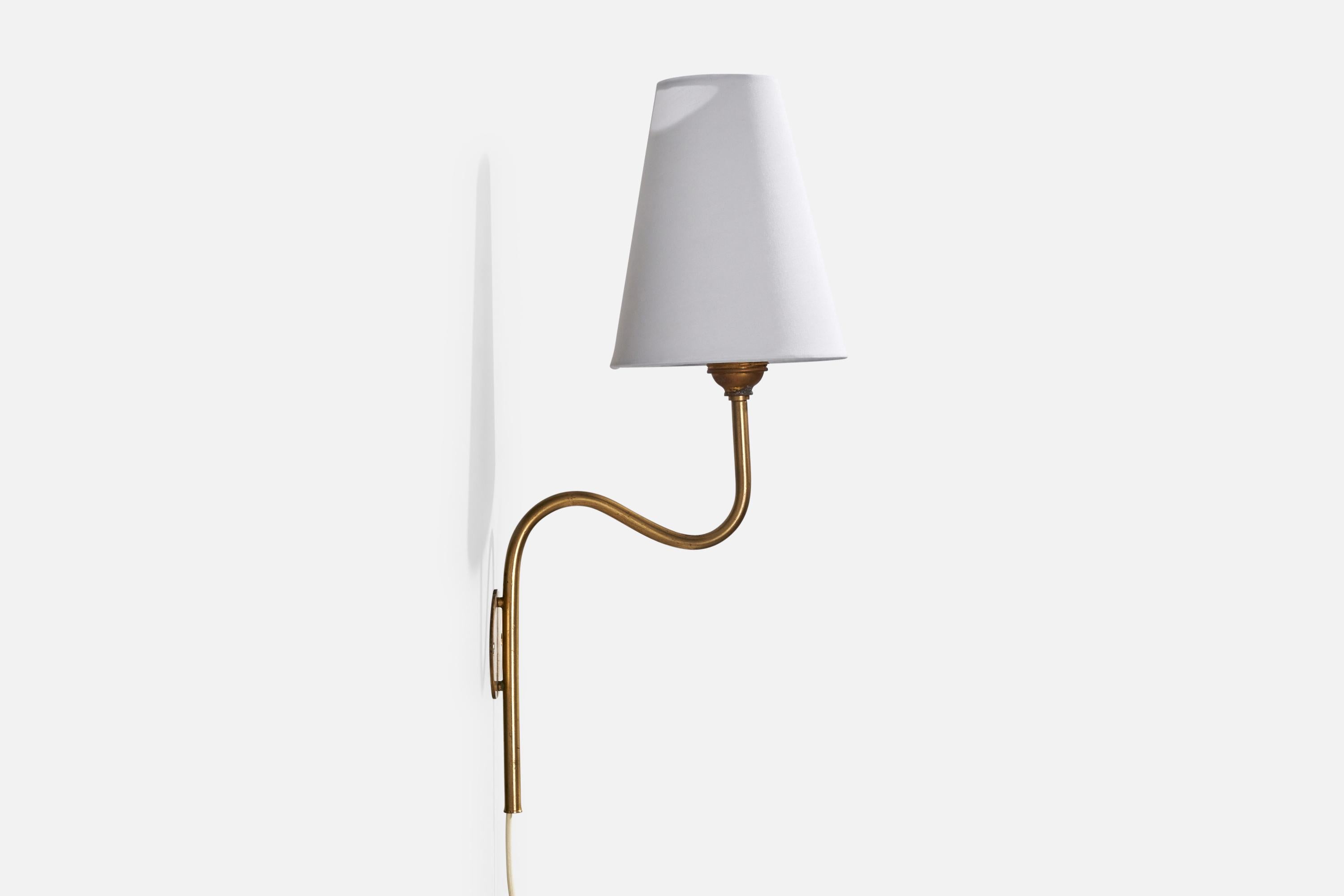 Svedese Lampada da parete di design svedese, ottone, tessuto, Svezia, anni '1930 in vendita