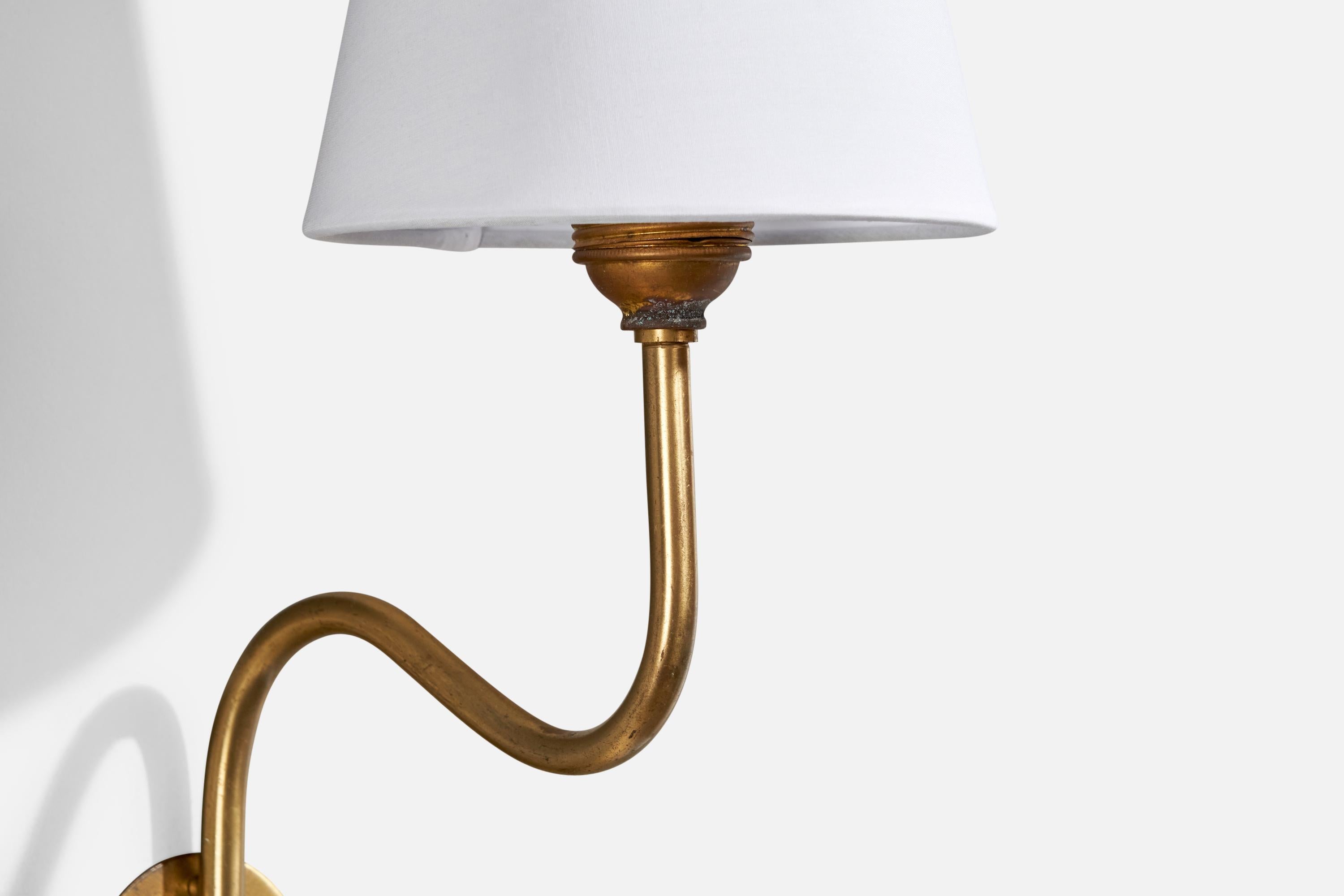 Metà XX secolo Lampada da parete di design svedese, ottone, tessuto, Svezia, anni '1930 in vendita