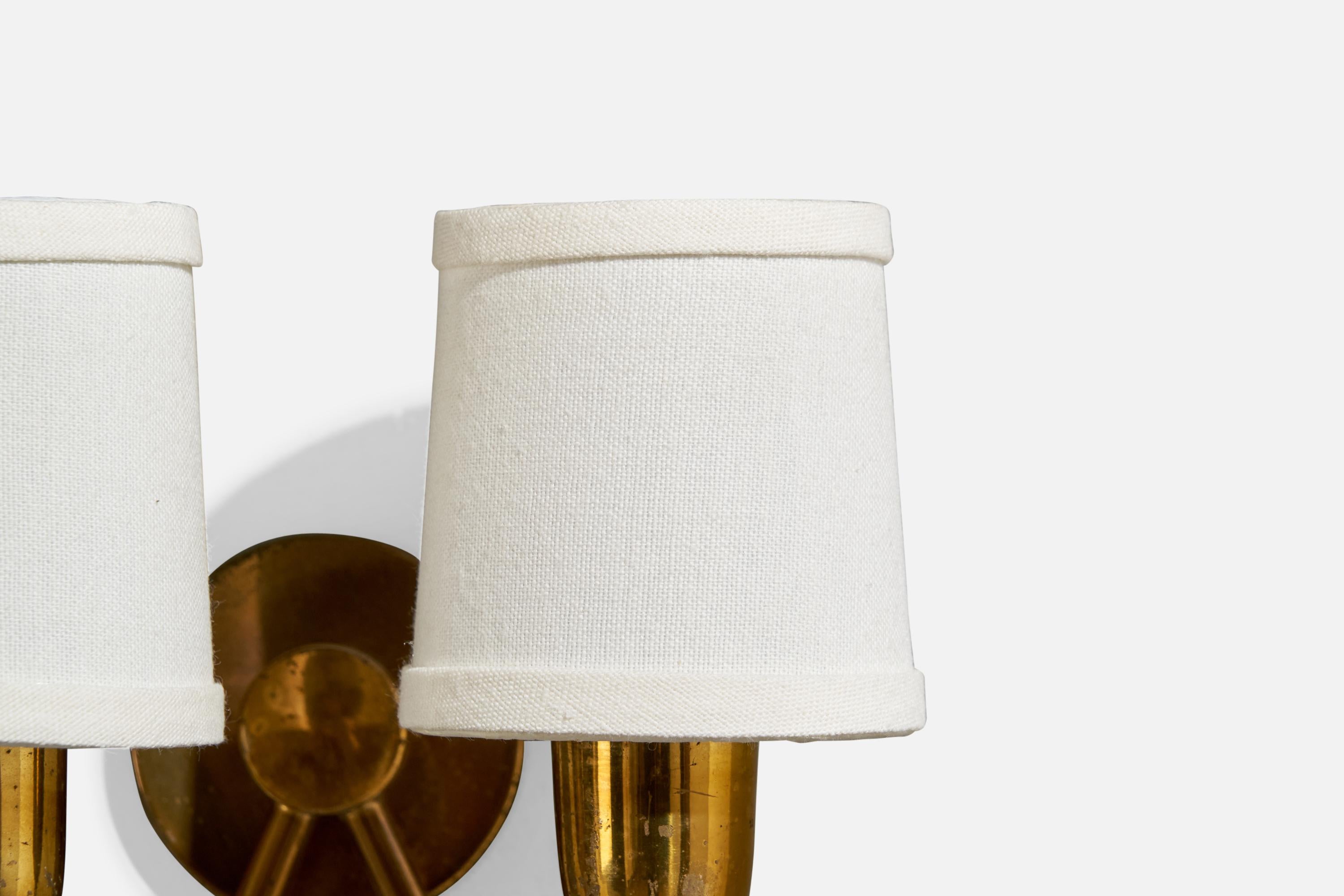 Laiton Designer suédois, applique murale, laiton, tissu, Suède, années 1930 en vente