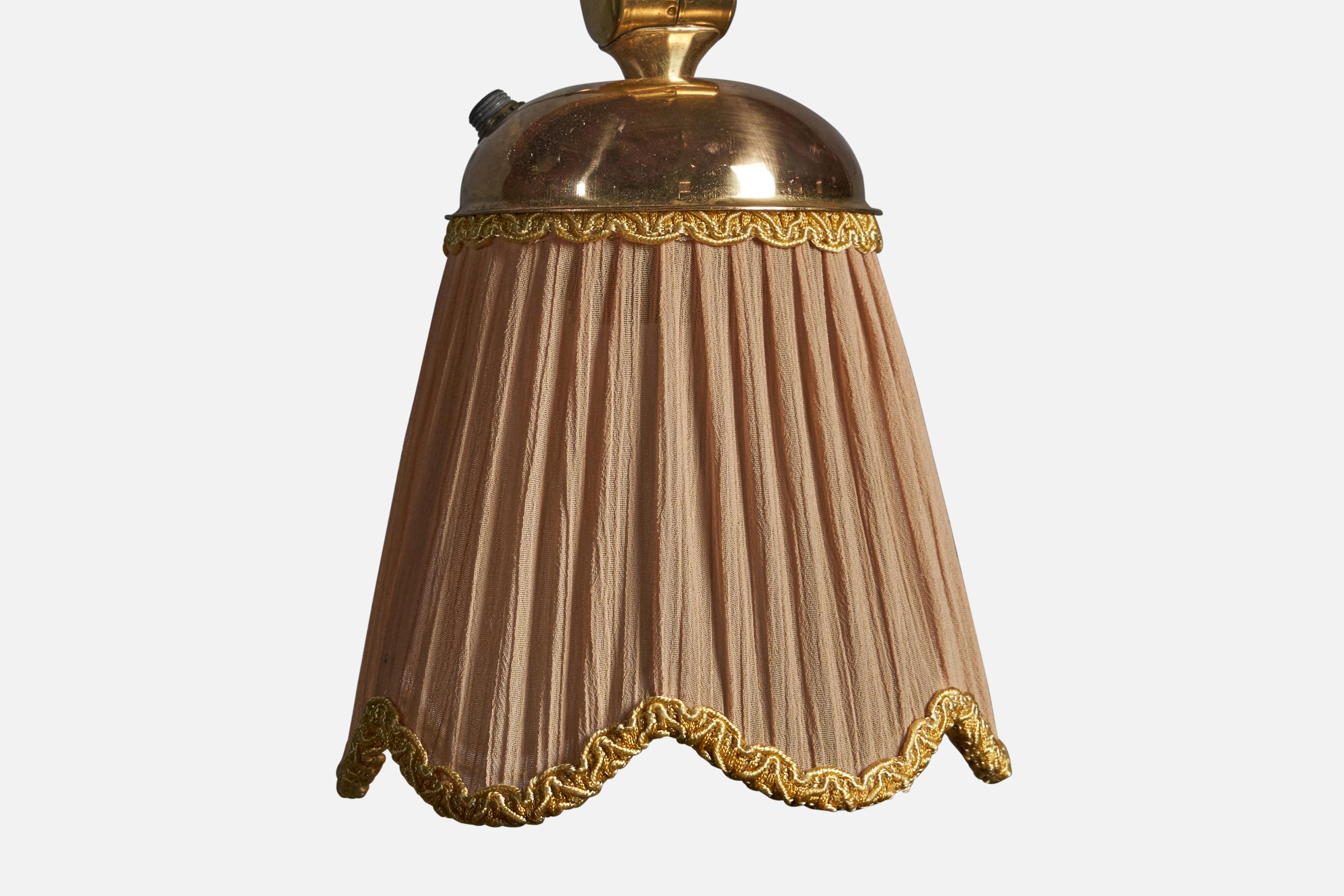 An adjustable brass and beige fabric wall light with telescopic arm, designed and produced in Sweden c. 1940s.

Overall Dimensions (inches): 9