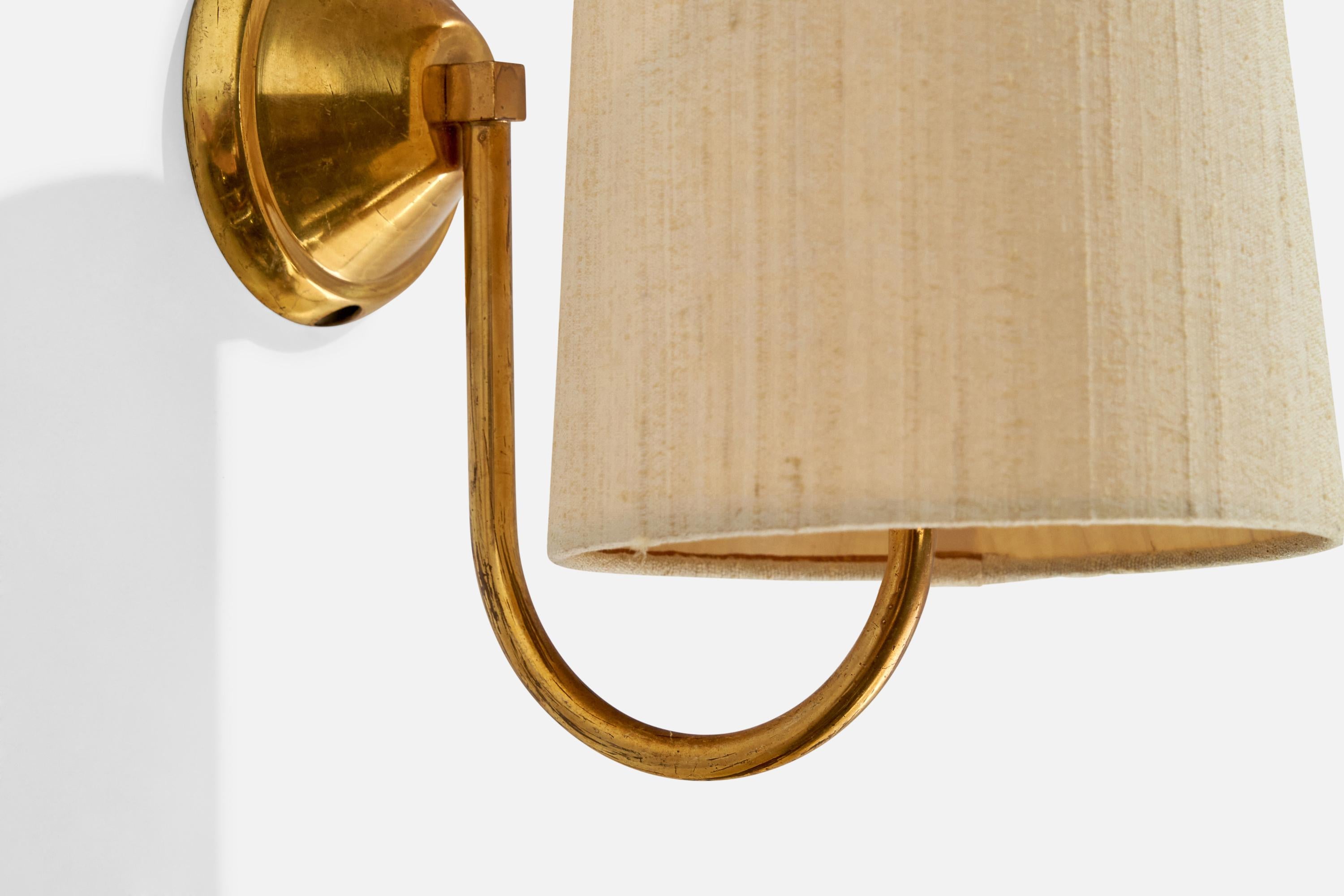 Applique in ottone e tessuto beige progettata e prodotta in Svezia, anni '40 circa.

Dimensioni complessive (pollici): 7,5