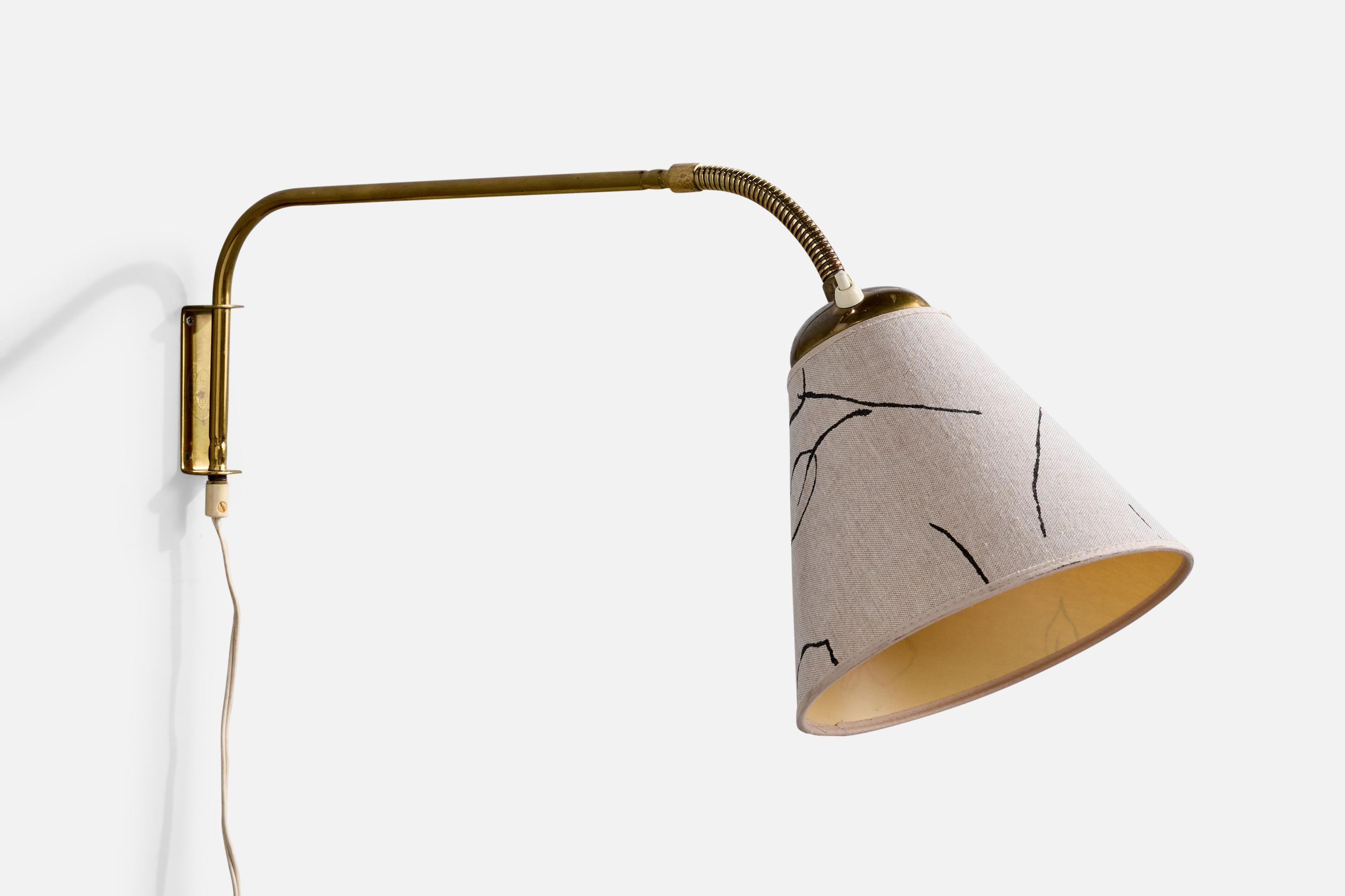 Un'applique regolabile in ottone e tessuto progettata e prodotta in Svezia, negli anni '40 circa.

Leggera ossidazione presente in tutto l'ottone. Sostituzione del paralume.

Dimensioni complessive (pollici): 10,5