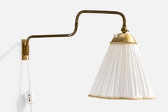 Lampada da parete di design svedese, ottone, tessuto, Svezia, anni '1940