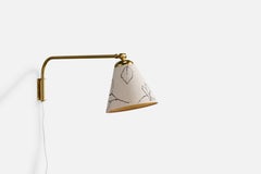Lampada da parete di design svedese, ottone, tessuto, Svezia, anni '1940