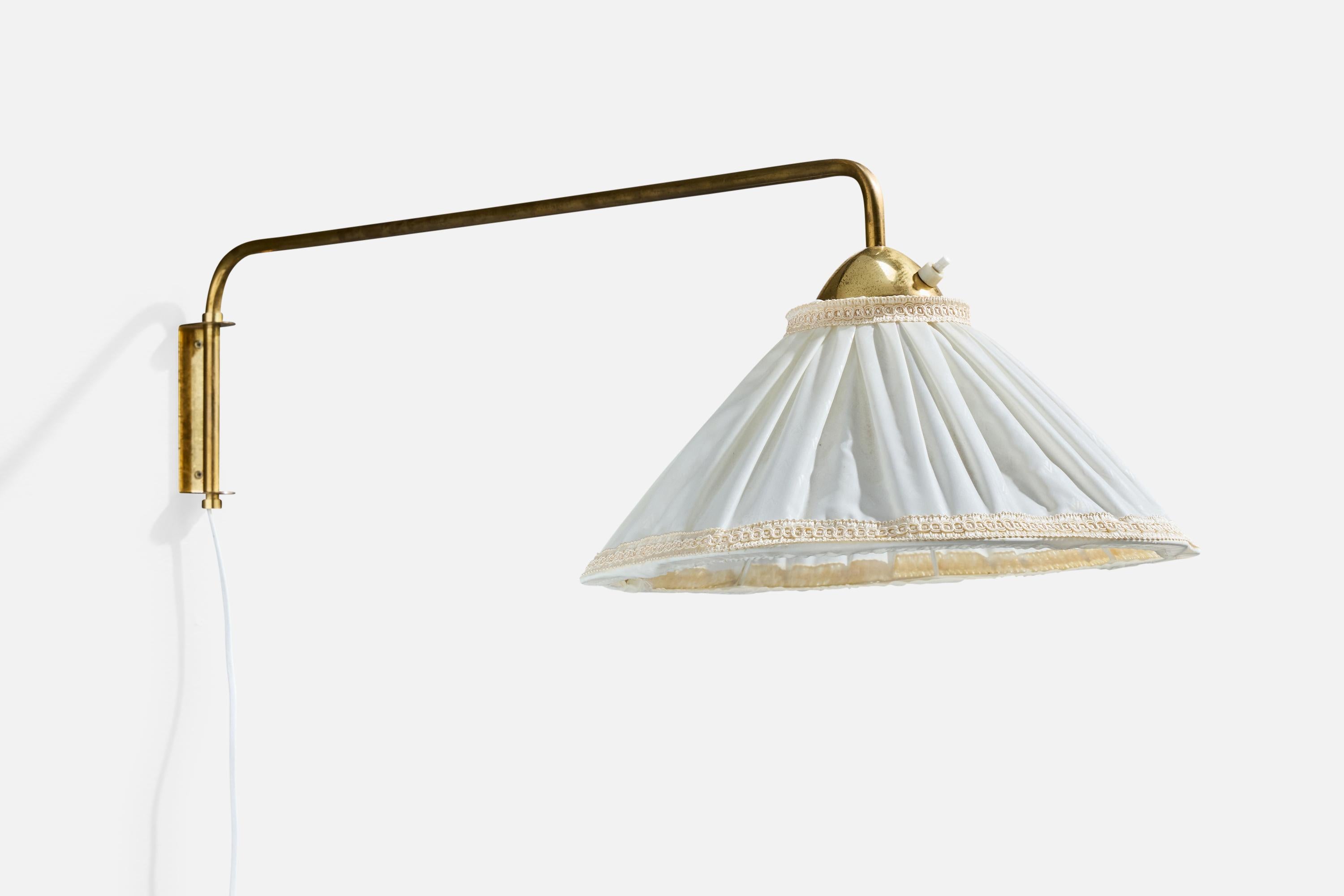 Un'applique regolabile in ottone e tessuto bianco progettata e prodotta in Svezia, negli anni '1940 circa.

Dimensioni complessive (pollici): 9,25 