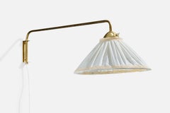 Lampada da parete di design svedese, ottone, tessuto, Svezia, anni '1940