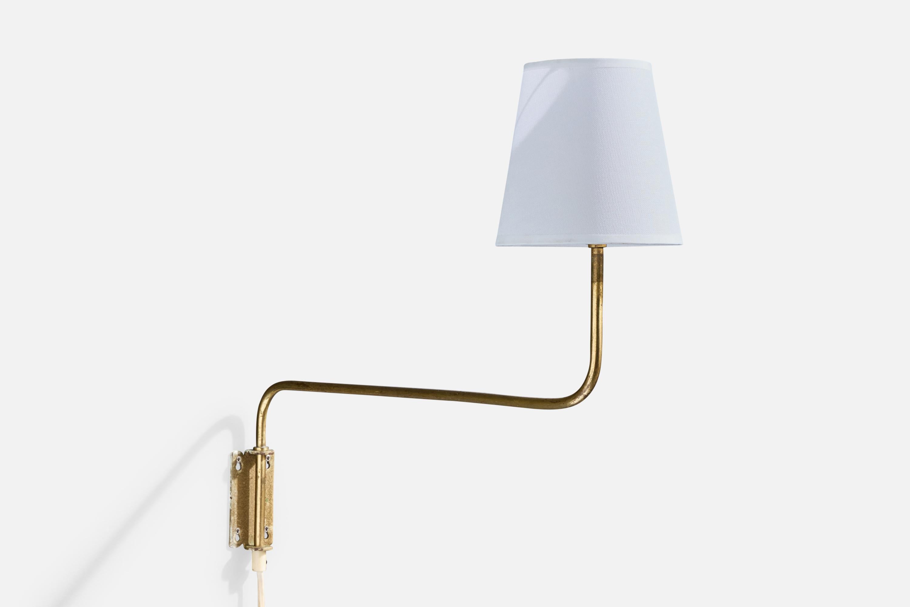 Un'applique regolabile in ottone e tessuto bianco progettata e prodotta in Svezia, negli anni '1940 circa.

Moderata ossidazione presente in tutto l'apparecchio. Paralume nuovo di zecca.

Dimensioni complessive (pollici): 17,5
