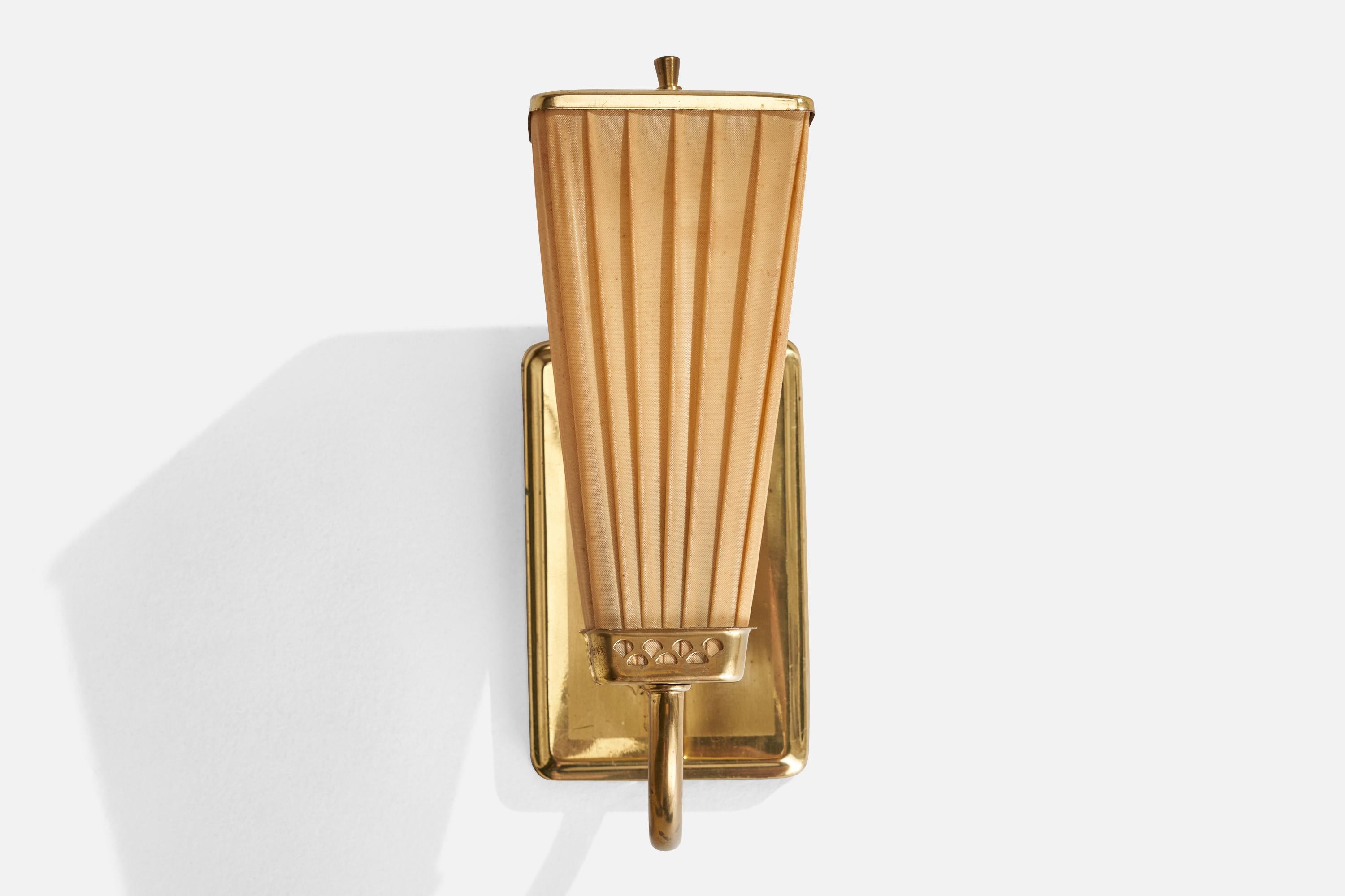 Scandinave moderne Créateur suédois, applique murale, laiton, tissu, Suède, années 1940