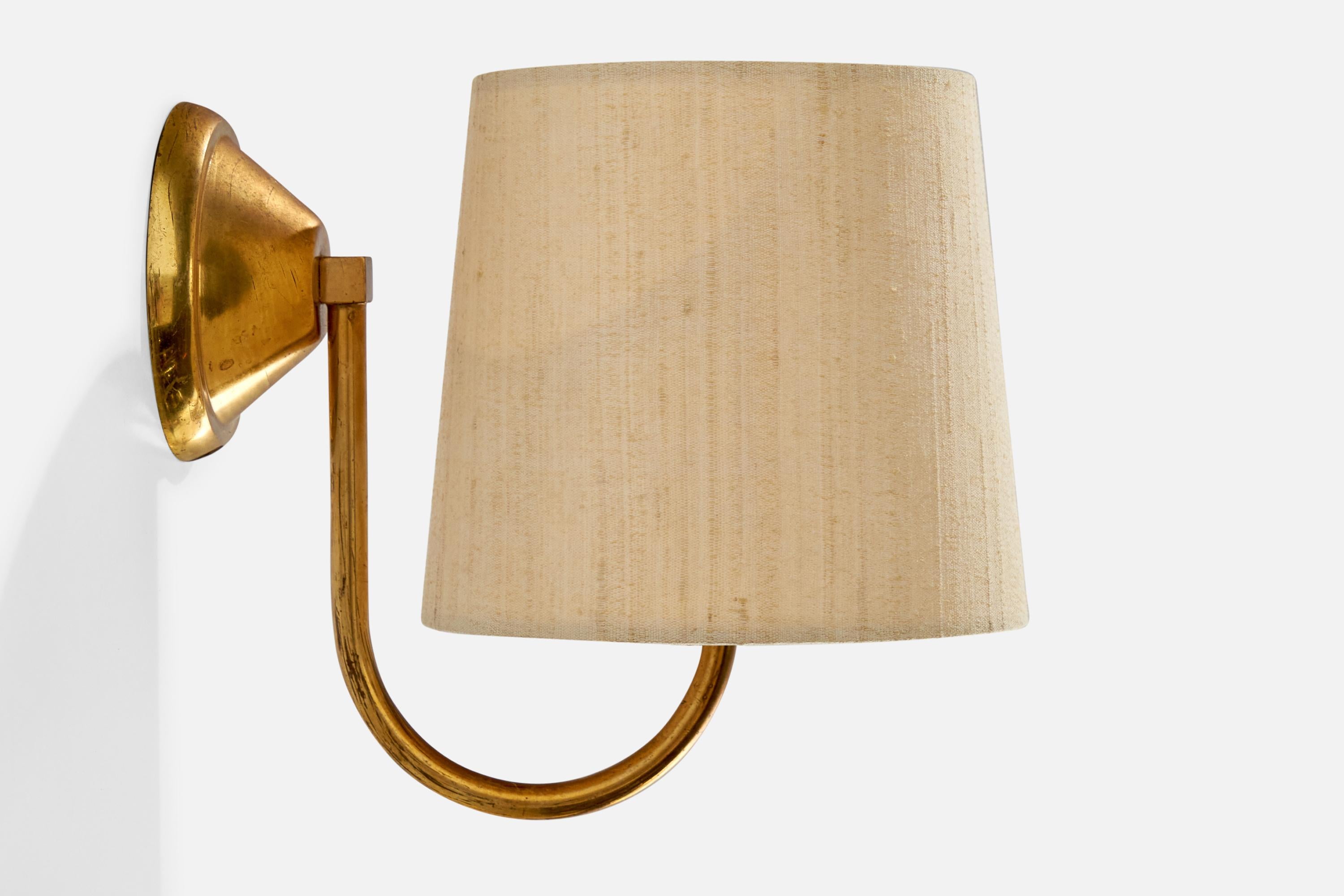 Scandinavo moderno Lampada da parete di design svedese, ottone, tessuto, Svezia, anni '1940 in vendita