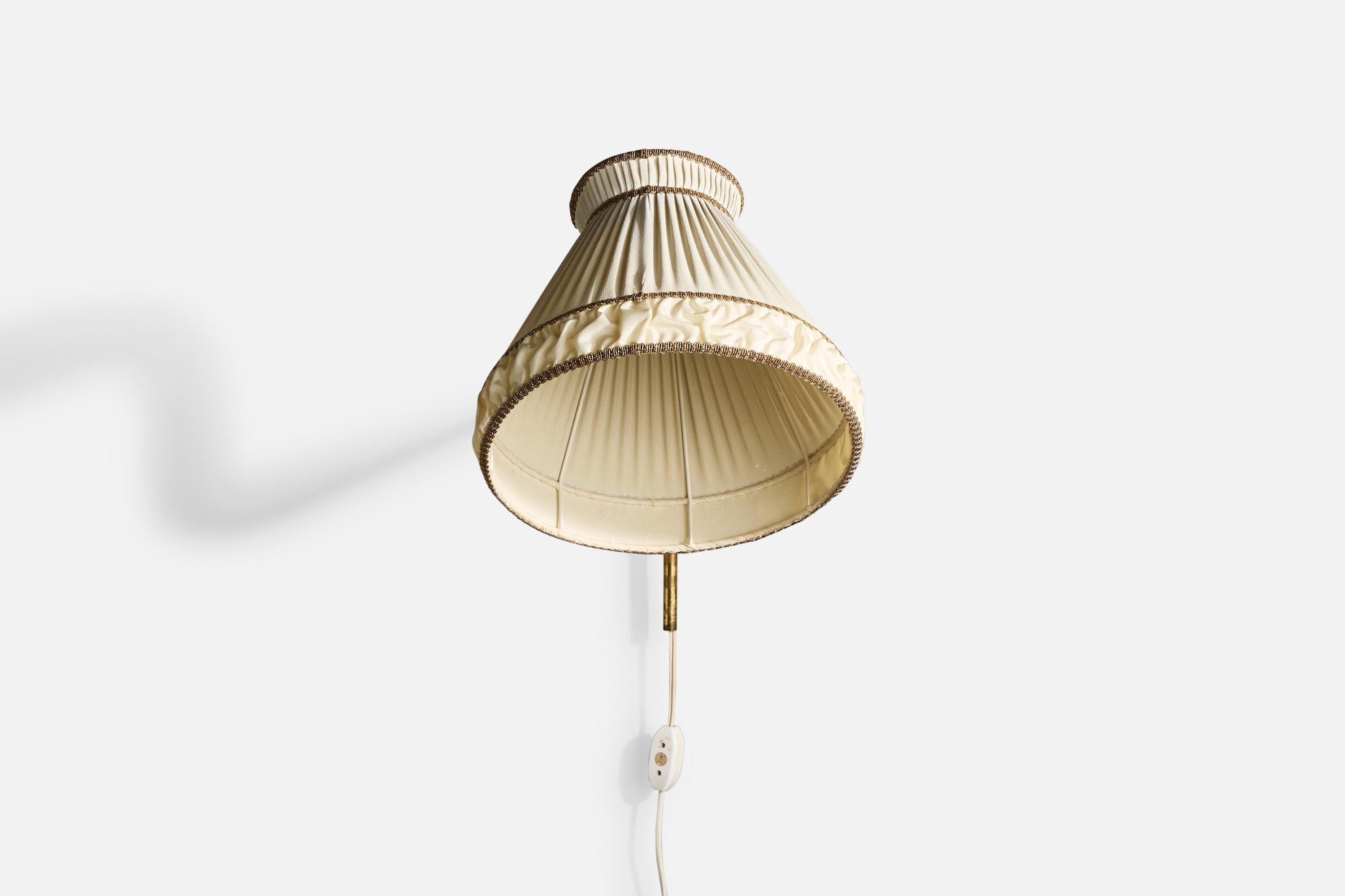 Scandinavo moderno Lampada da parete di design svedese, ottone, tessuto, Svezia, anni '1940 in vendita