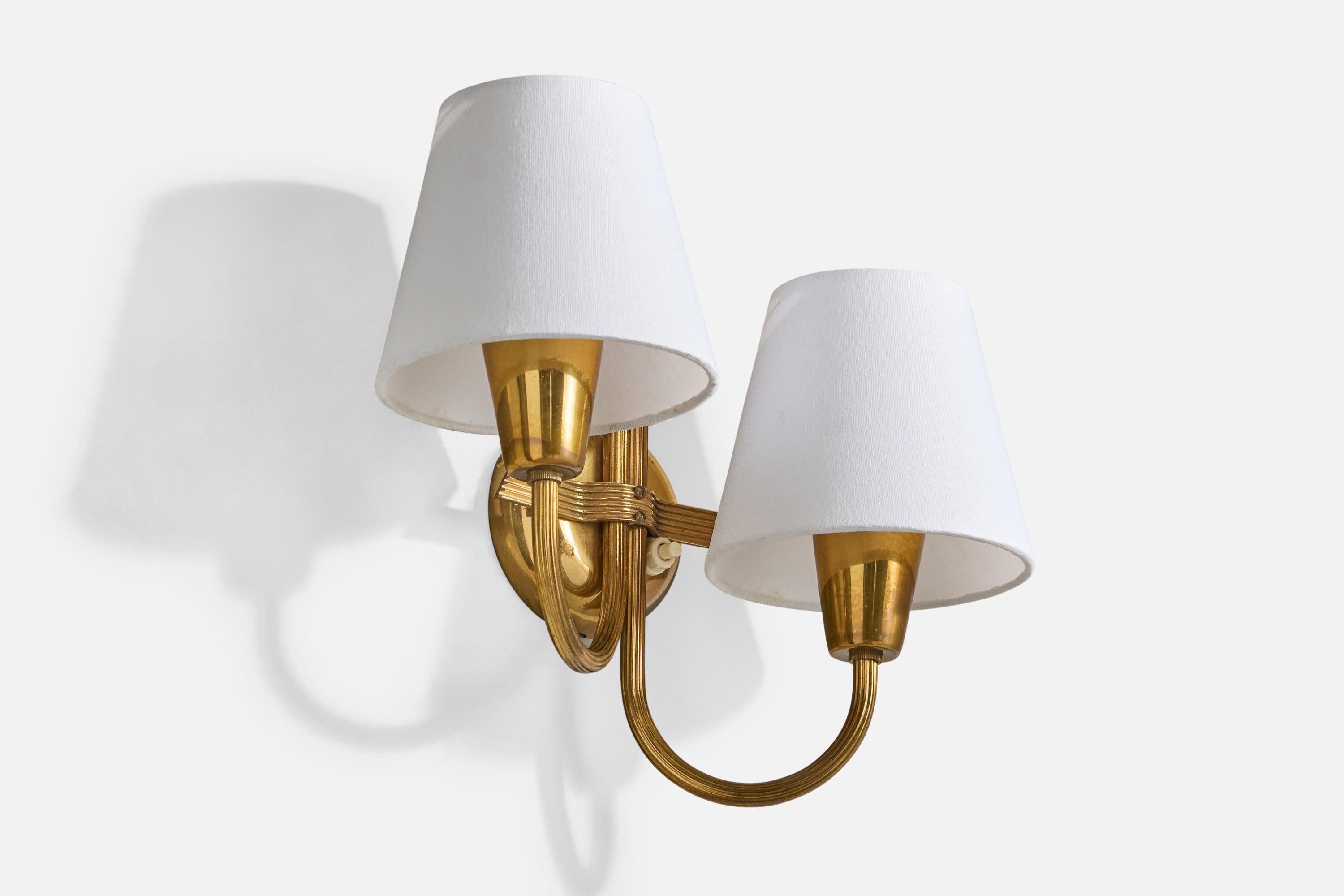 Scandinavo moderno Lampada da parete di design svedese, ottone, tessuto, Svezia, anni '1940 in vendita