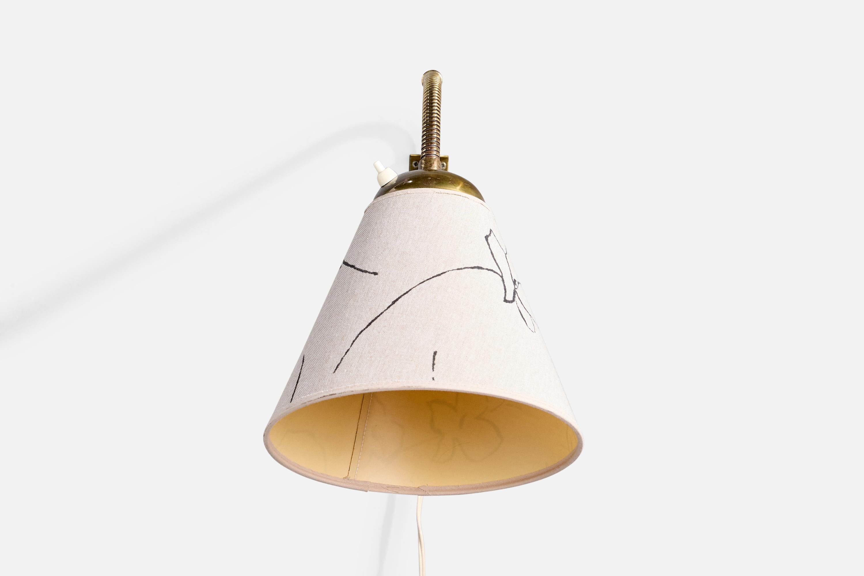 Scandinavo moderno Lampada da parete di design svedese, ottone, tessuto, Svezia, anni '1940 in vendita